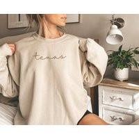 Texas Sweatshirt Cursive Tx Crewneck Minimalist City Pullover Southern Texan Sweater Longhorn State Hoodie Women Western Apparel Trendy Gift | Etsy (US)