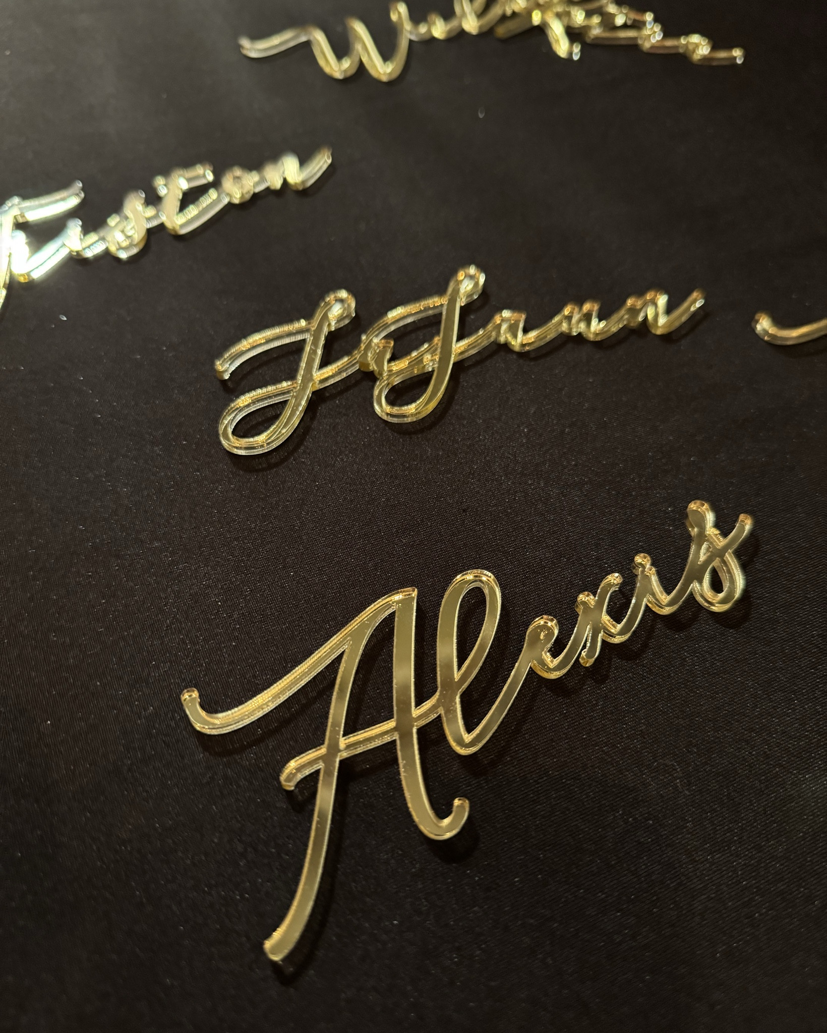 Gold name plates for place settings 

#LTKHome #LTKParties