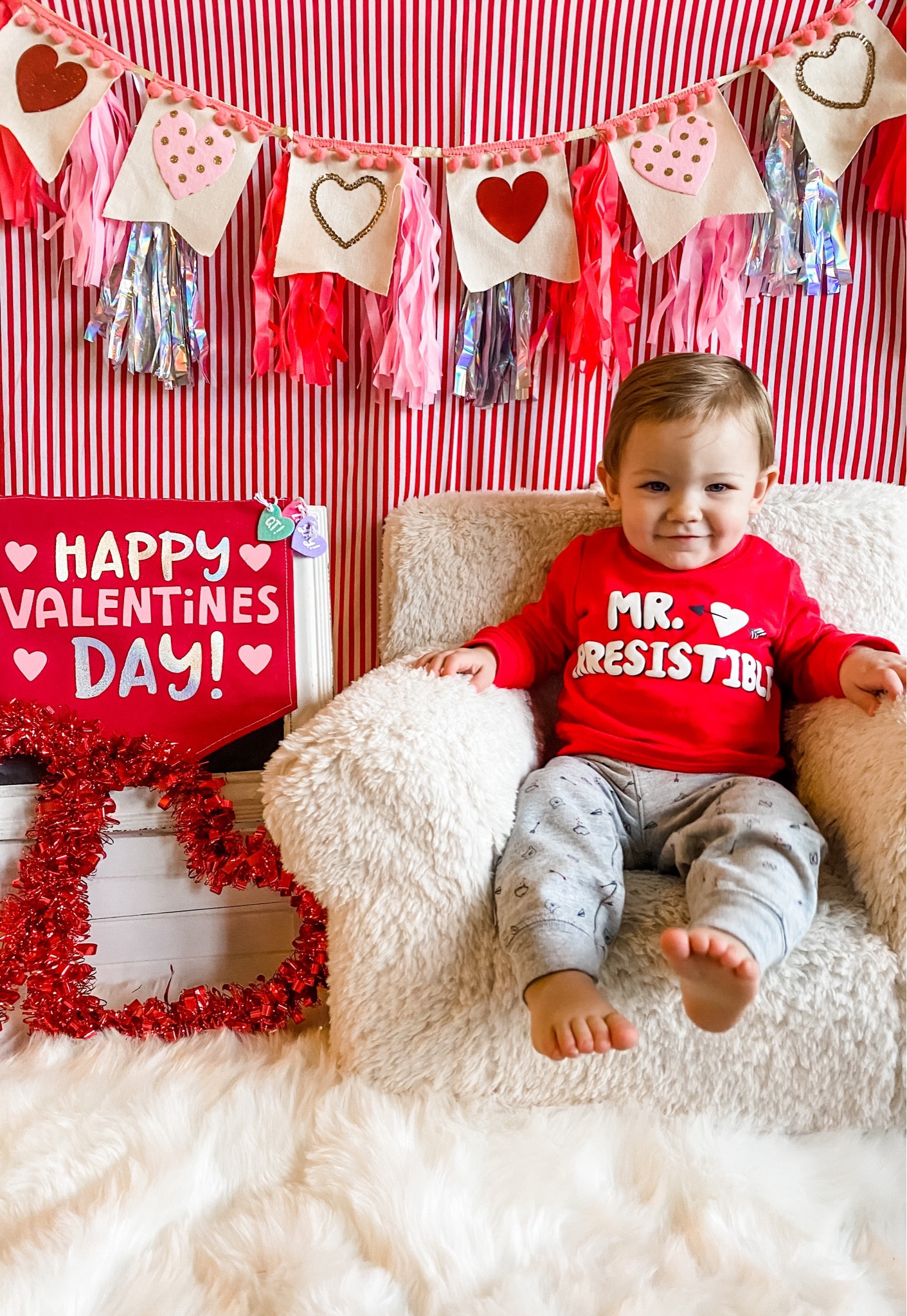 Valentine’s Day photo backdrop. Home photography. Valentine’s Day setup. 