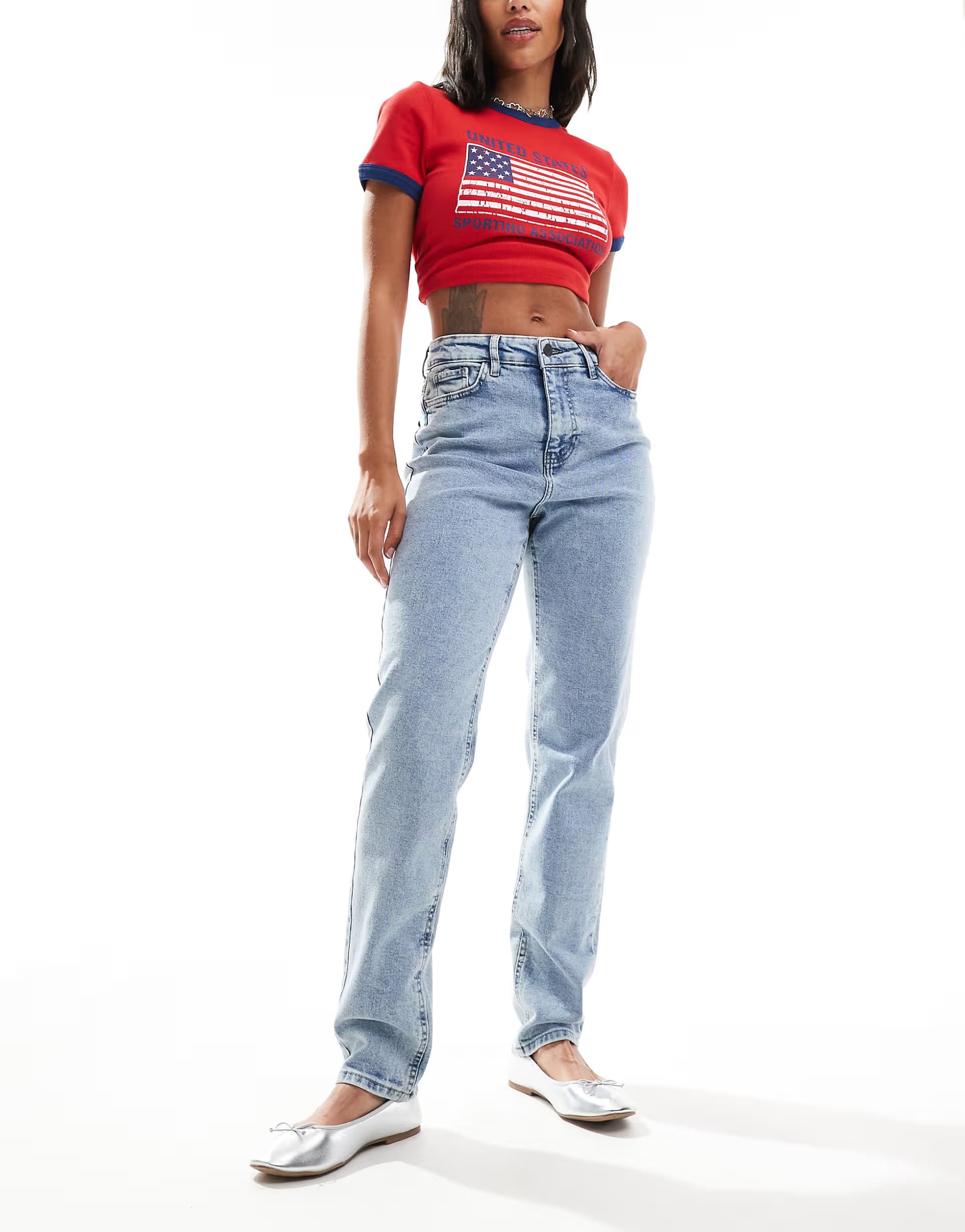 Noisy May – Daisy – Mom-Jeans in Hellblau mit Acid-Waschung und hohem Bund | ASOS (Global)