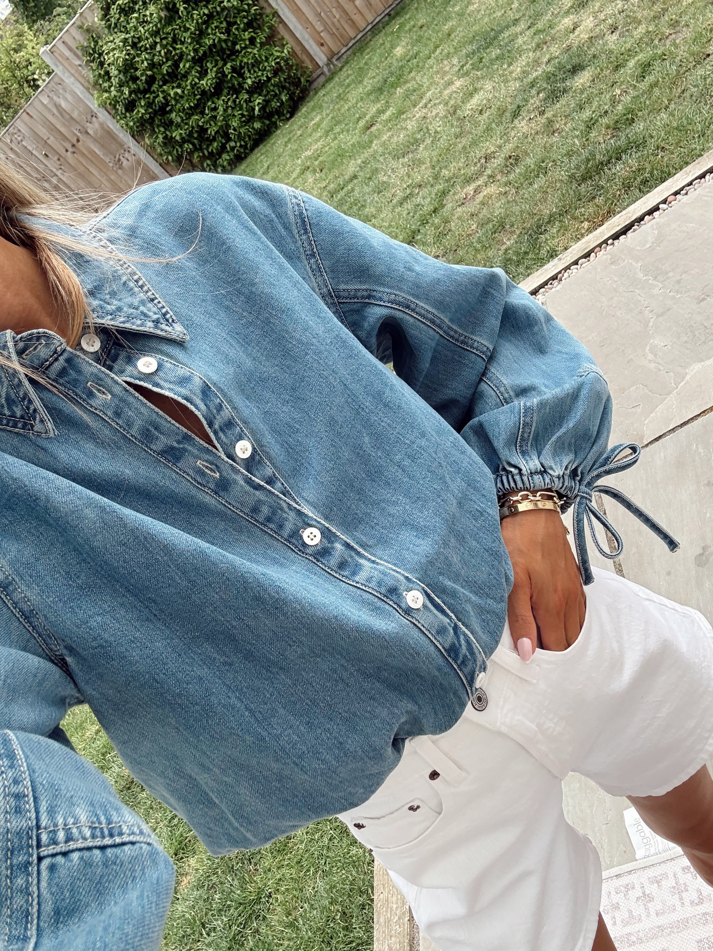 Today's outfit details - Abercrombie top + Mint Velvet shorts! 

shorts l top l summer l heatwave