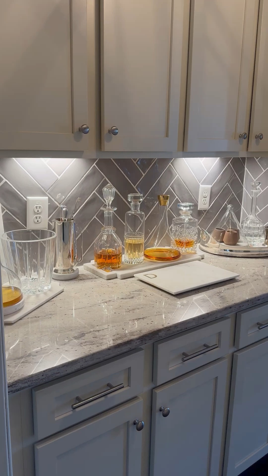 Home bar styling.

#crystal #icebucket #decanter #bartray #butlerspantry #marbletray

#LTKHome