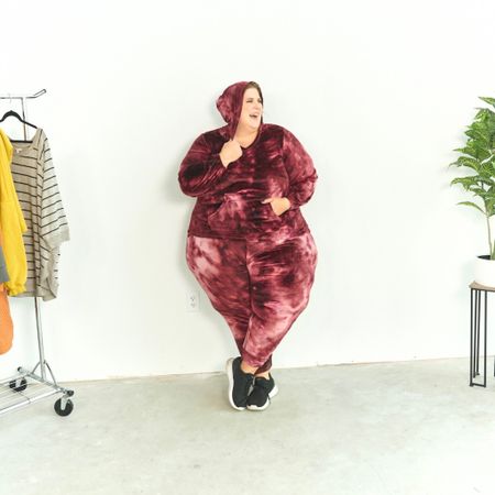 Plus size co-ord: check. Velour: check. Comfortable and cute: check check! What’s not to love?

#plussizefashion #plussizeloungewear