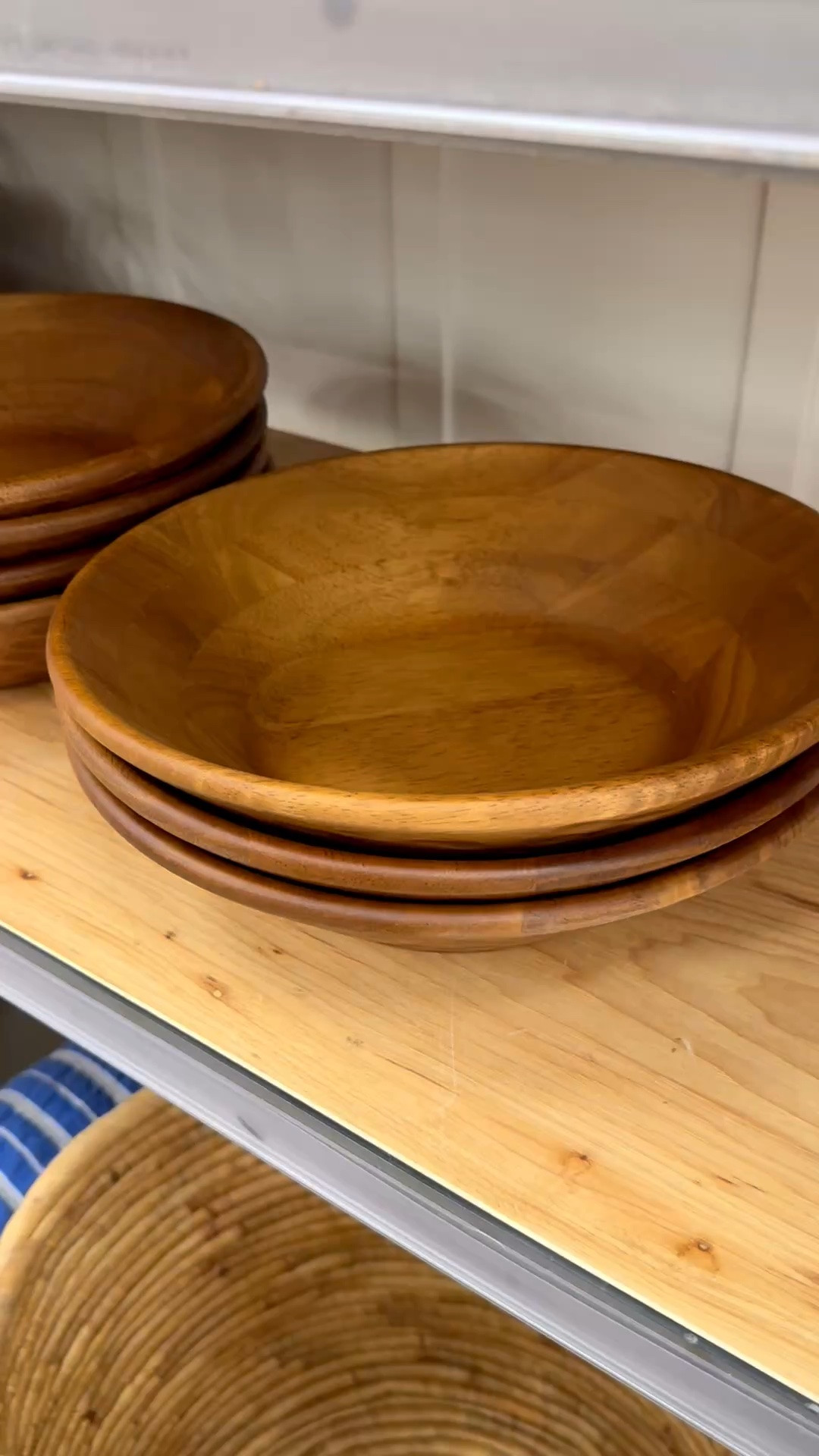 If fall were a bowl. 🍂 This warm wood bowl is the perfect size for a kitchen island, fall tablescape, entryway, or sideboard. Fill it with fruit, candy, or faux flowers.

#woodbowl #fallhomedecor #falltablescape #target #entrywaydecor #fallwooddecor #wooddecor #decorativebowl

#LTKHome #LTKSeasonal