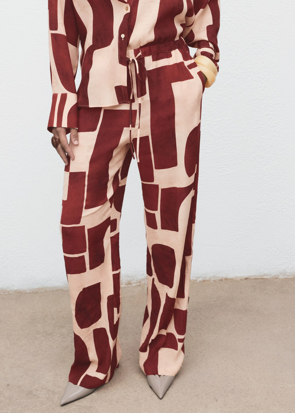 Fluid trousers with geometric pattern - Women | MANGO United Kingdom | MANGO (UK)