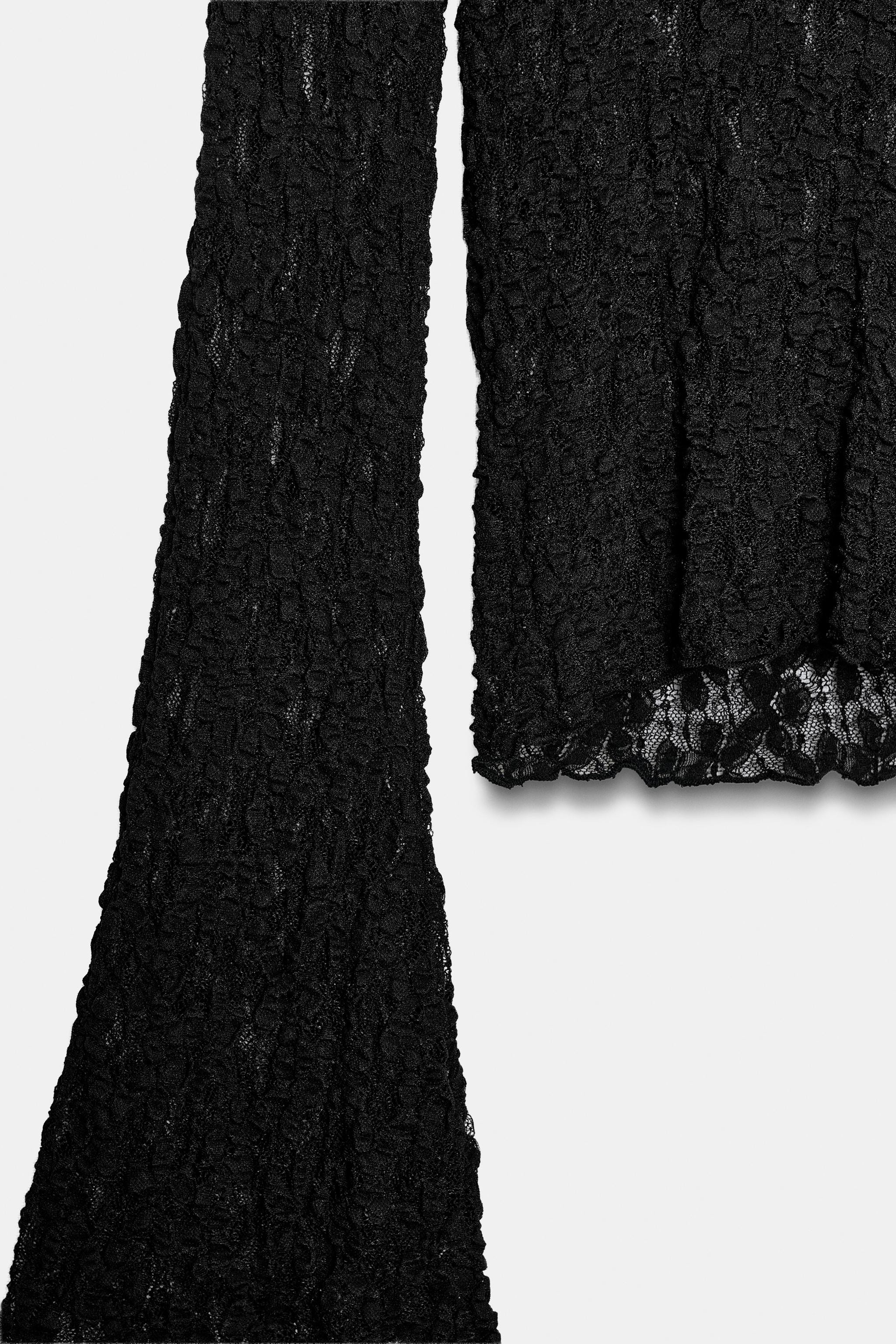 Model height: 179 cmLace top with a V-neck and long bell sleeves. | Zara DE