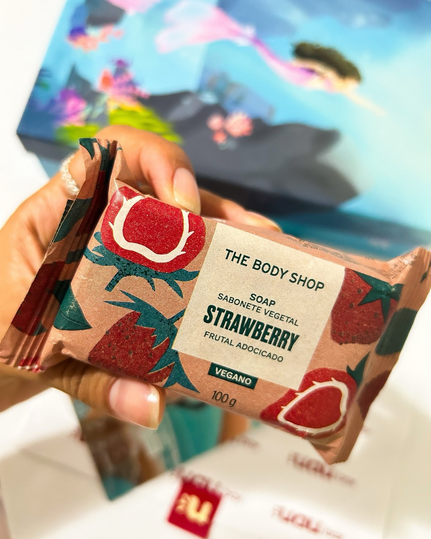 Para deixar seu banho mais especial e cheio de cuidado. 

Esse é o sabonete de morando da @thebodyshopbrasil que veio na minha @uauboxbr ❤️🥰 

Pensa em um aroma gostoso 🍓

Este é um sabonete em barra vegetal com extrato de morango. Limpa a pele delicadamente deixando-a perfumada, com fragrância frutal doce. 

Que tal receber produtos de beleza todos os meses em casa, tão incríveis quanto esse? 

A @uauboxbr é sua box de assinatura que vem recheada com produtos de acordo com suas preferências, para te ajudar a manter o autocuidado em dia. 😍 

São 5 produtos por mês por APENAS R$ 79,90 no plano anual. Mas COM NOSSO CUPOM DE DESCONTO você garante 10% de de desconto TODO MÊS 😍❤️🥰

🔥 CUPOM 👉🏽 BENVINDO

Assine já é me agradeça depois 😉

#uaubox #uauteam @uau.team #caixadeassinatura #autocuidado #autocuidadofemenino #autocuidado❤️ #autocuidadoemocional #cupomdedesconto #descontosimperdíveis #descontos #dicasdebeleza #barradopirai #voltaredonda #pirai