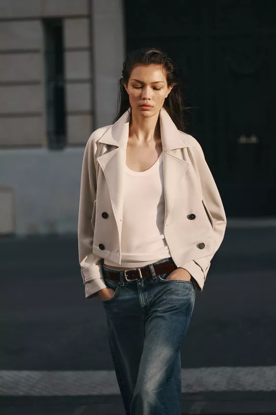 Short trench coat with lapel collar and V-neck. Long sleeves with adjustable tab. Side pockets. D... | Zara US