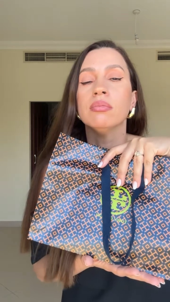 Unboxing with me the bag I didn’t need it but I want it , off course hahaha 🤣 @toryburch is such amazing brand and very affordable . Ps girls we know we all need special black bag and their is different bags for different outfits hahaha 
Hope you girls agree hahaha 

#bag #unboxing #toryburch