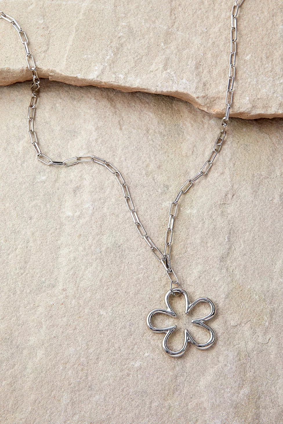 Silence + Noise – Kette mit Blumenanhänger mit Aussparungen | Urban Outfitters (EU)