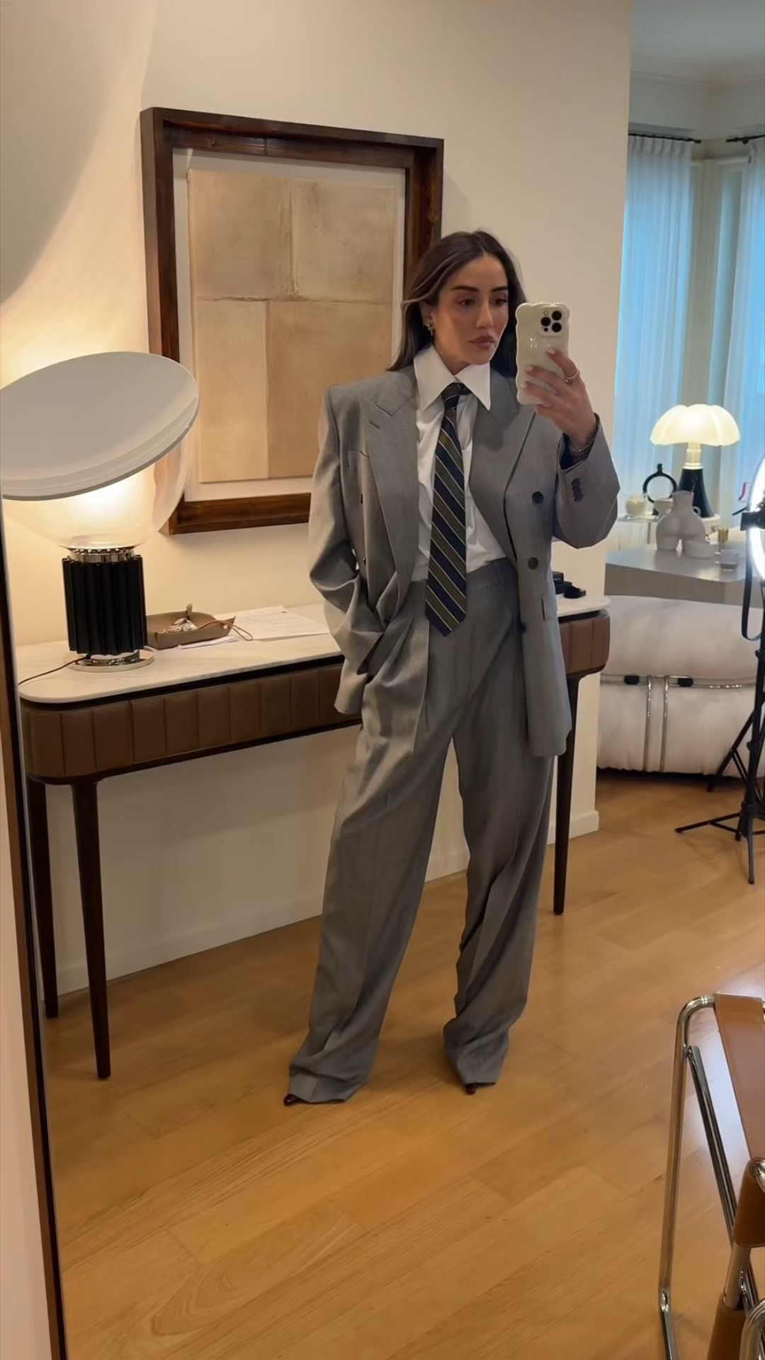 Can’t get over this look - the perfect grey suit that makes me feel amazing.
Timeless pieces you can wear anywhere, depending on how you style them: sneakers or heels, a shirt or a simple top… it all works.