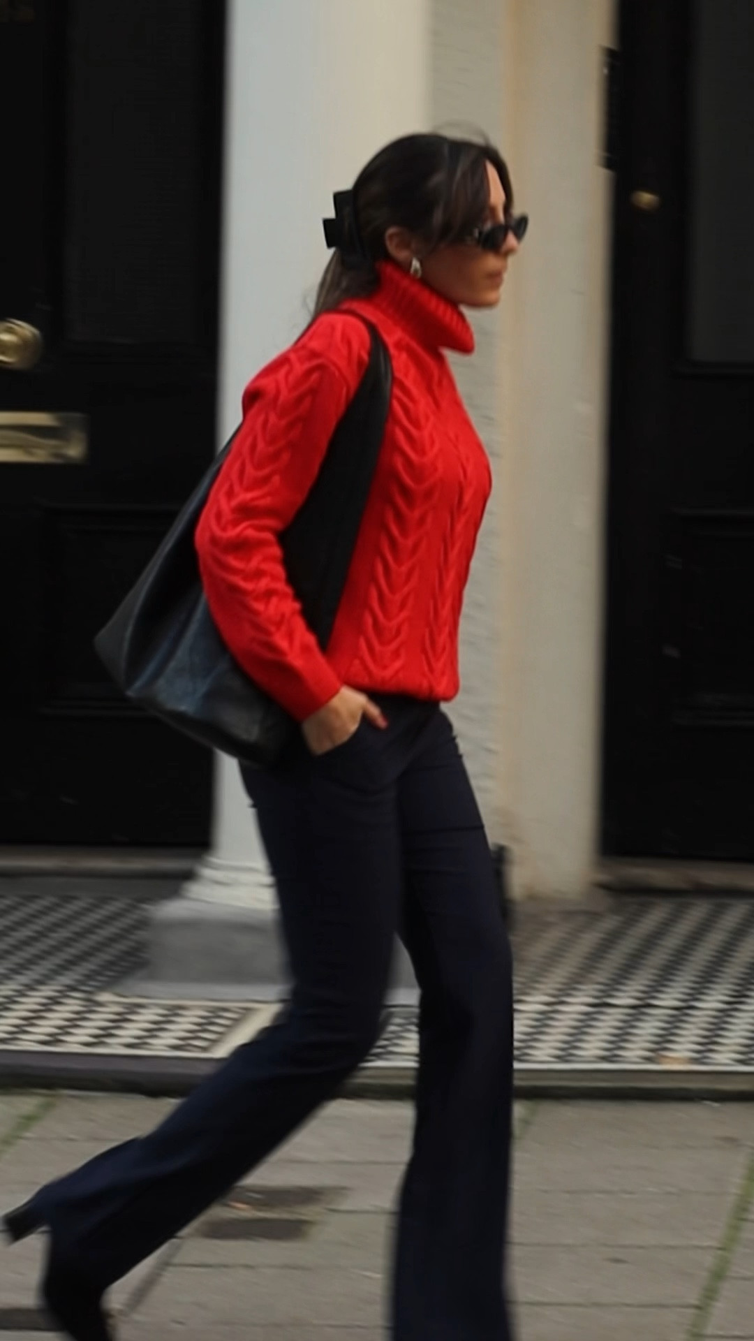 Uniform this autumn - a cosy knit and tailored trousers. 🍎


Dark navy tailored flared trousers, suit trousers, oversized bag, red knit sweater, autumn outfit ideas, fall outfits, fashion trends 2023, red knitwear, cable knit jumper, turtleneck sweater, classic trousers, office outfit, office wear 

#LTKfindsunder50 #LTKstyletip #LTKworkwear