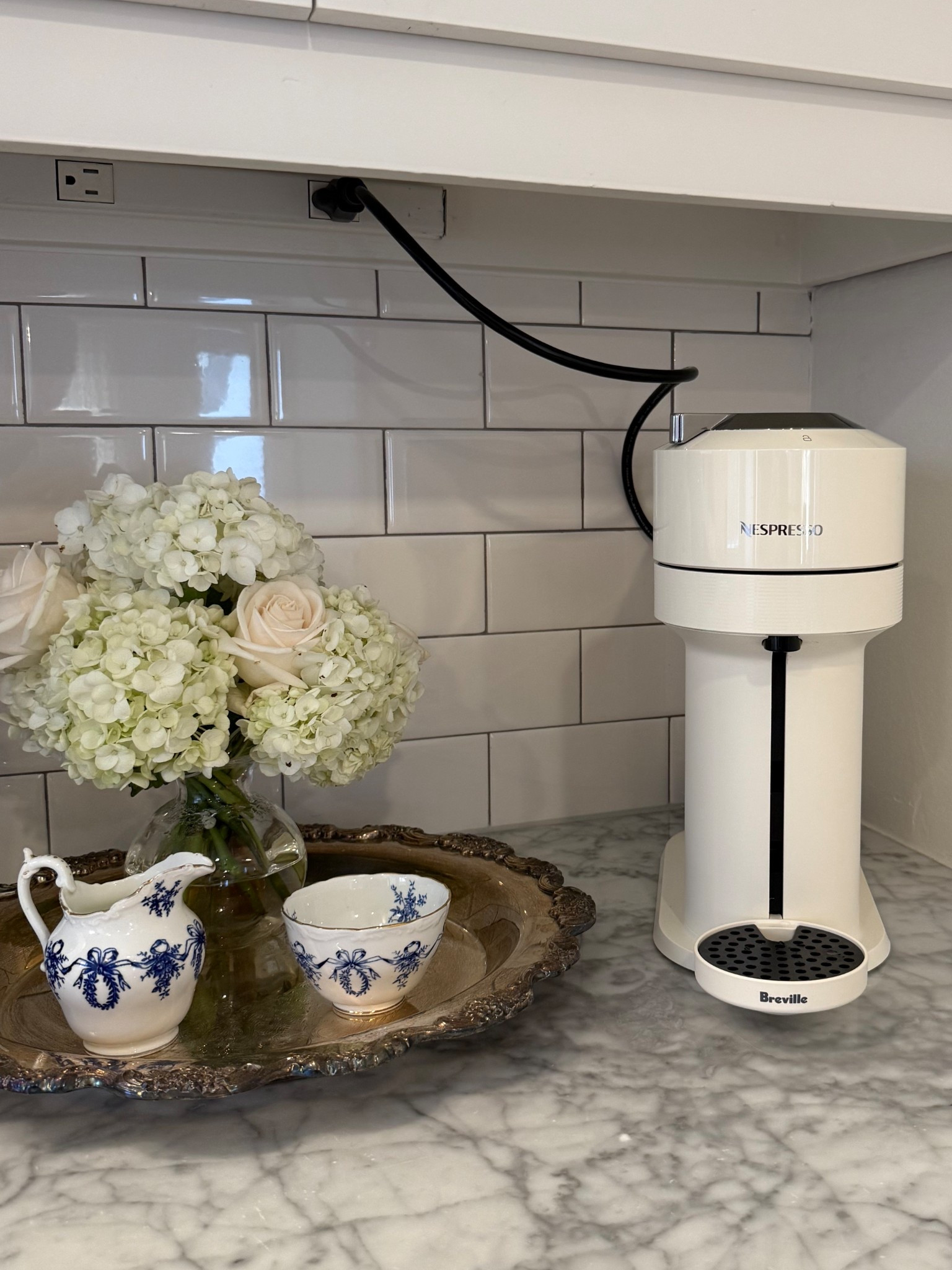 The chicest coffee machine on the market — Nespresso’s newest machine, the Vertuo Next in creamy white! It crafts both espresso & traditional coffee and is exclusively available at Bloomingdale’s & Macys until January! 🤍☕️🫖✨

@bloomingdales @nespresso #bloomiespartner #ad