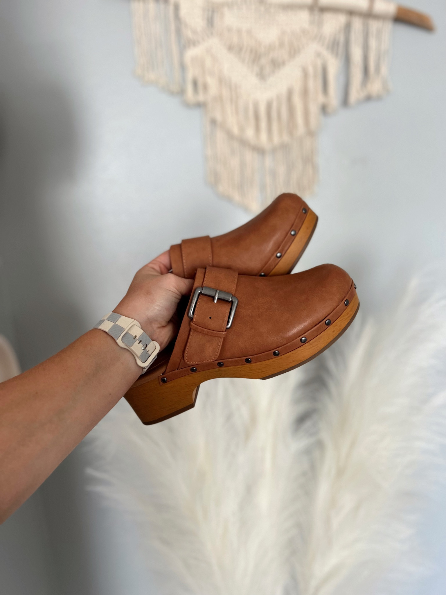 Affordable Fall shoe trends: clogs 🍂
#fallfashion #clogs #affordablefashion #shoes #styleinspo #trends 

#LTKSeasonal #LTKshoecrush #LTKstyletip