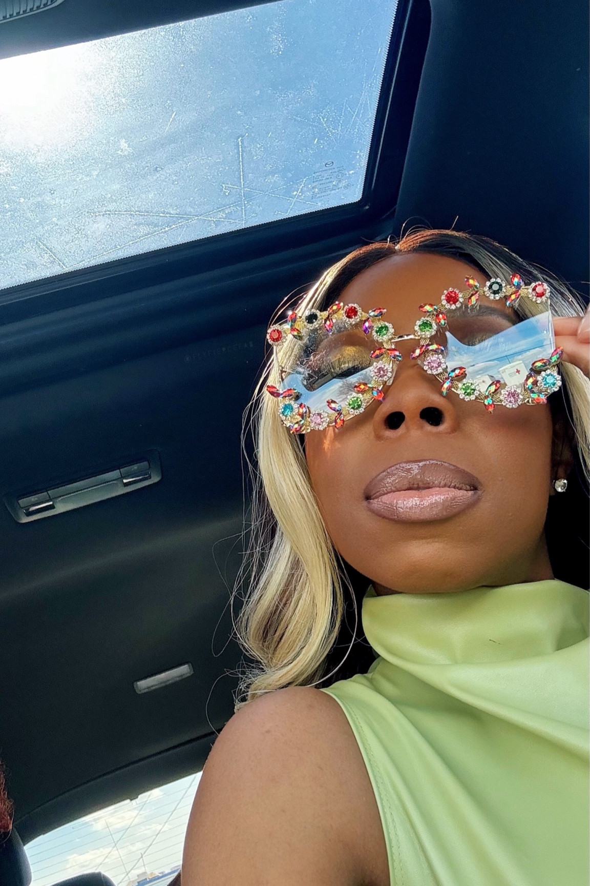 I found these fun rhinestone glasses for $15 on Ali Express 😎💎✨.

They’re not shades as the lens is not tinted, but they are a fun statement piece for spring or summer outfits.

I saw them in one of my fave stores for 2x the price, and I just knew I could find them for the low on Ali Express chile 😂💚.