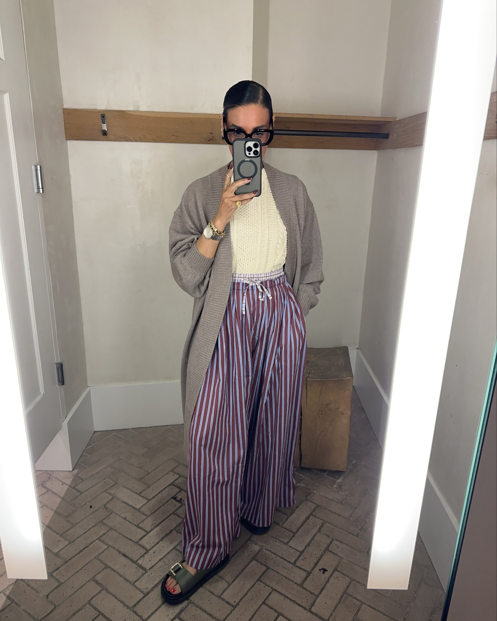 Keeping it cool and comfy for the long weekend .Whether I’m lounging in vibrant joggers, layering up in a cozy jacket, or rocking a classic knit, it’s all about easy style this Labor Day. Effortless chic for the win!

#LTKOver40 #LTKSeasonal #LTKStyleTip