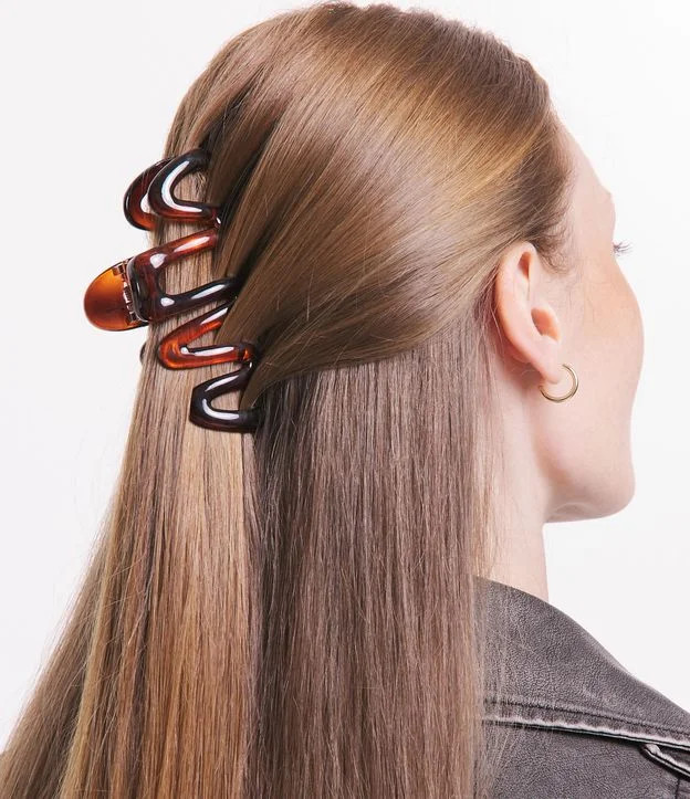 Piranha de Cabelo com Formato de Onda e Estampa Animal Print Marrom | Renner (BR)