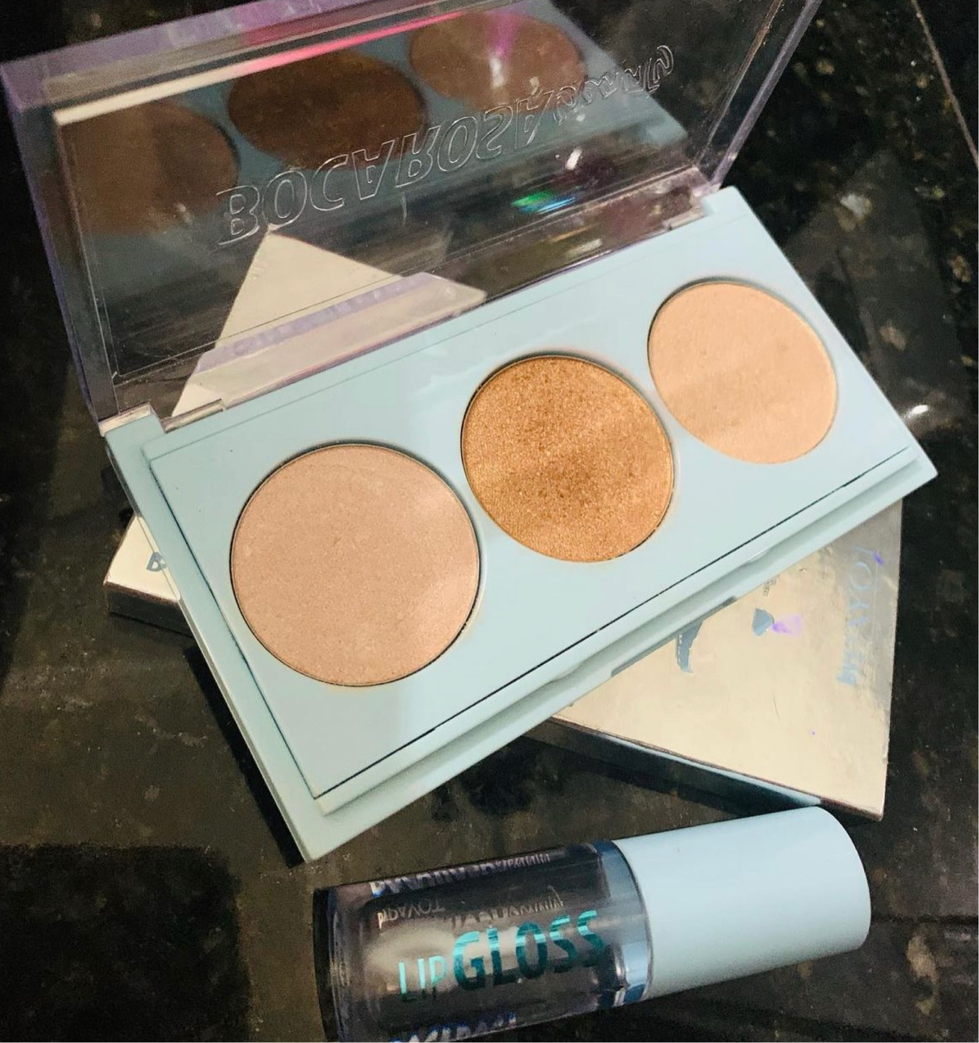 ✨2 PRODUTINHOS DE MAKE que considero essenciais é fácil para transportar: 

 O iluminador da BOCA ROSA e o GLOSS incolor. 

 O iluminador eu uso como blush e como sombra também e amo. O gloss apesar de ser discreto ele deixo a boca brilhosa e com sensação de hidratada. 

#garimpodakelly #make #skincare #takecare #bocarosa #beleza #maquiagem 

#LTKbrasil #LTKbeauty