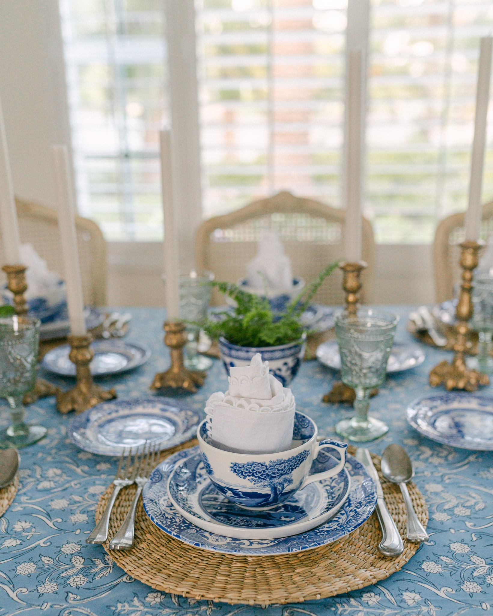 **Warning** ‼️: This tablecloth may cause excessive table setting. And, it’s 50% off right now.🫠
.
#tablescapes
#tablesetting
#springdecor
#homedecor
#springtable
#dinningroom
#tablescapeideas
#tablecloth
#blueandwhite
#spodeblueitalian
#spode


#LTKHome #LTKFindsUnder100 #LTKSpringSale