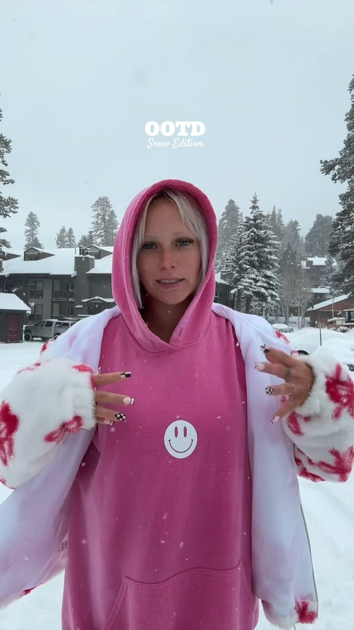 I call this look “simply trying to stay warm” ❄️😭 