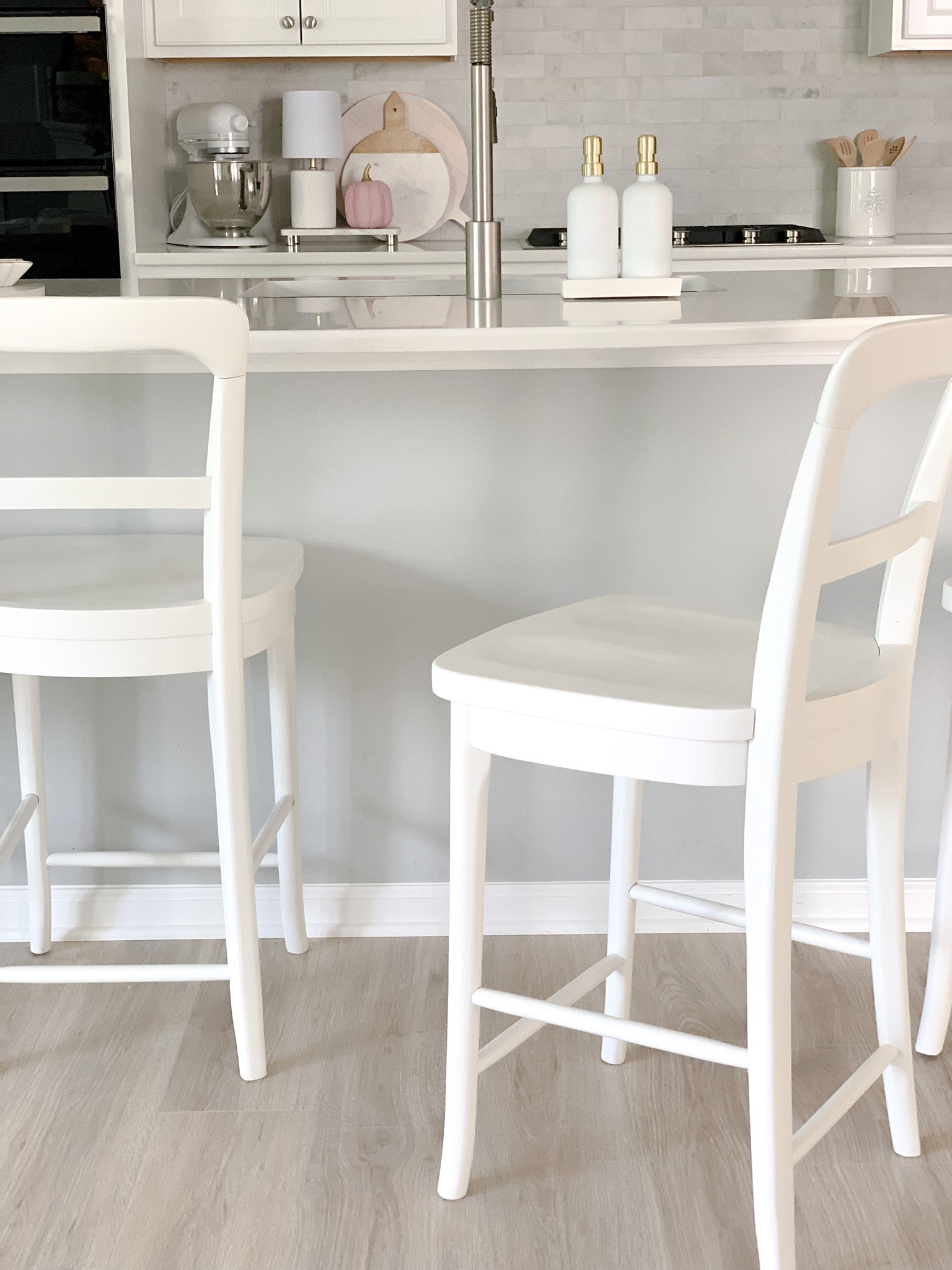 White counter stools 

#LTKhome