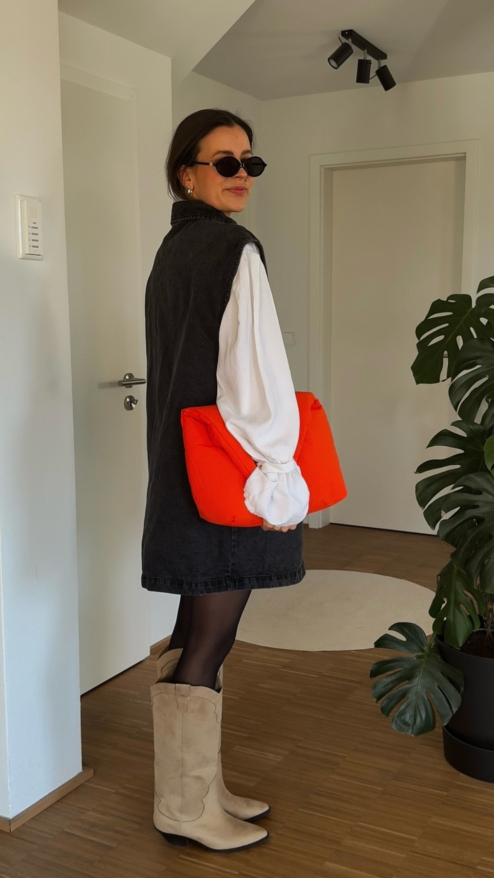 FRÜHLINGSOUTFIT MIT BOOTS ✨
Kann mich nicht entscheiden, ob mir die schwarzen Stiefel oder die Cowboyboots besser gefallen 🙈
Tasche: GOT BAG (Code: LISALX10) 
Trackpants: hey honey (Code: LISAL10)

#LTKspring #LTKdeutschland #LTKstyletip