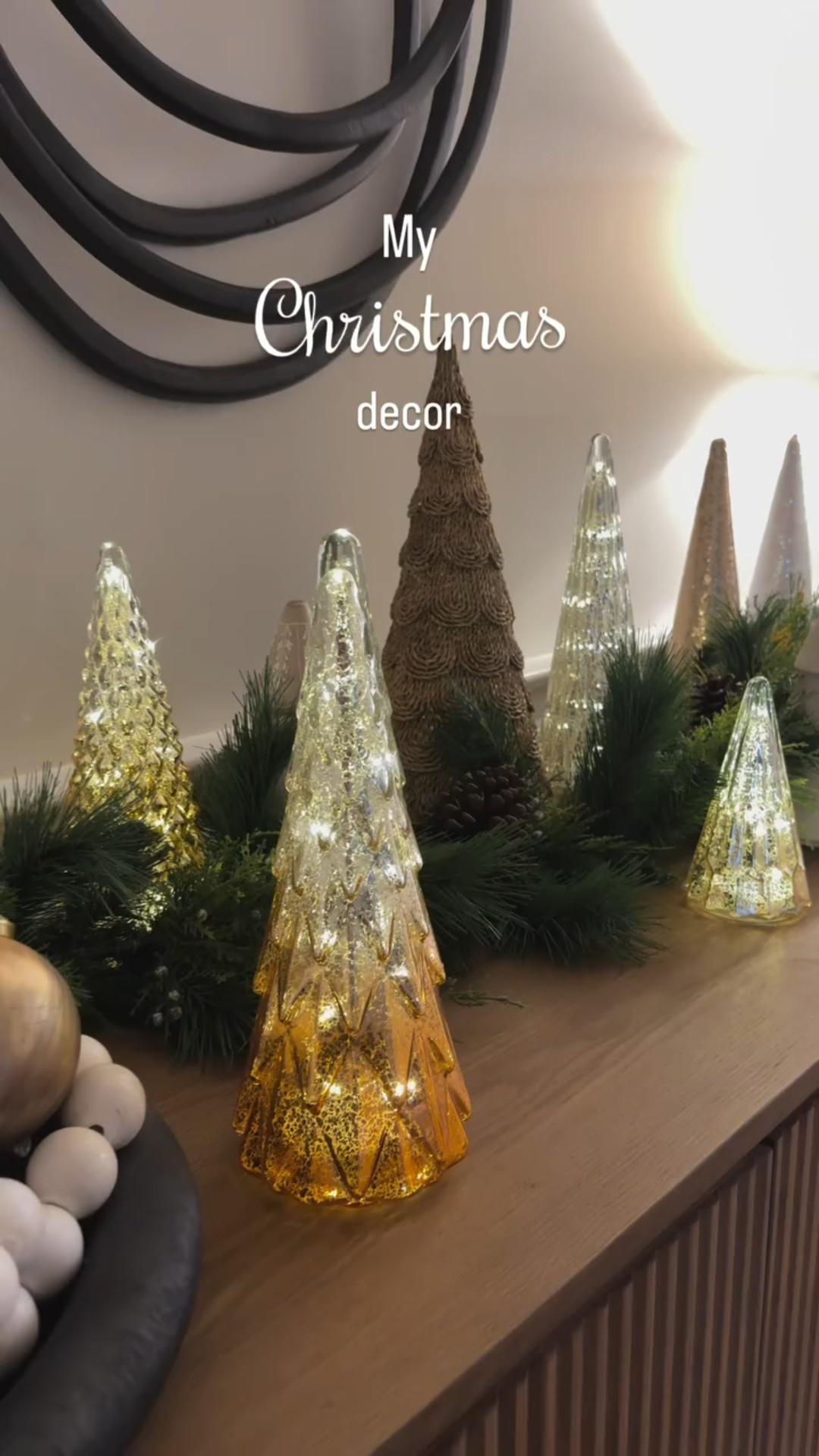 That feeling when you’re finally done decorating for Christmas 🎄 ✨ 

#ModernChristmasDecor #MinimalistChristmas #ScandiChristmas #ContemporaryChristmas #NeutralChristmas #ModernHolidayHome #ChristmasInterior #StylishChristmas #CleanChristmasStyle #ModernHomeDecor #ChicChristmasDecor #ElegantChristmas #HolidayHomeInspo #DesignLoversChristmas #ChristmasAesthetic