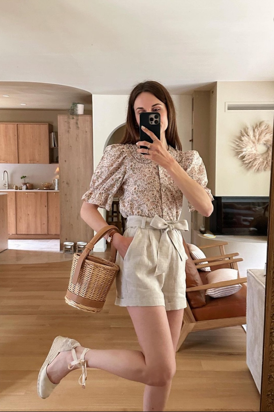 tenue d’été blouse fleurie rose short en lin espadrilles compensées petit sac panier 

summer outfit flowery top linen cream shorts espadrille wedges small basket bag 

#LTKSeasonal #LTKitbag #LTKfit
