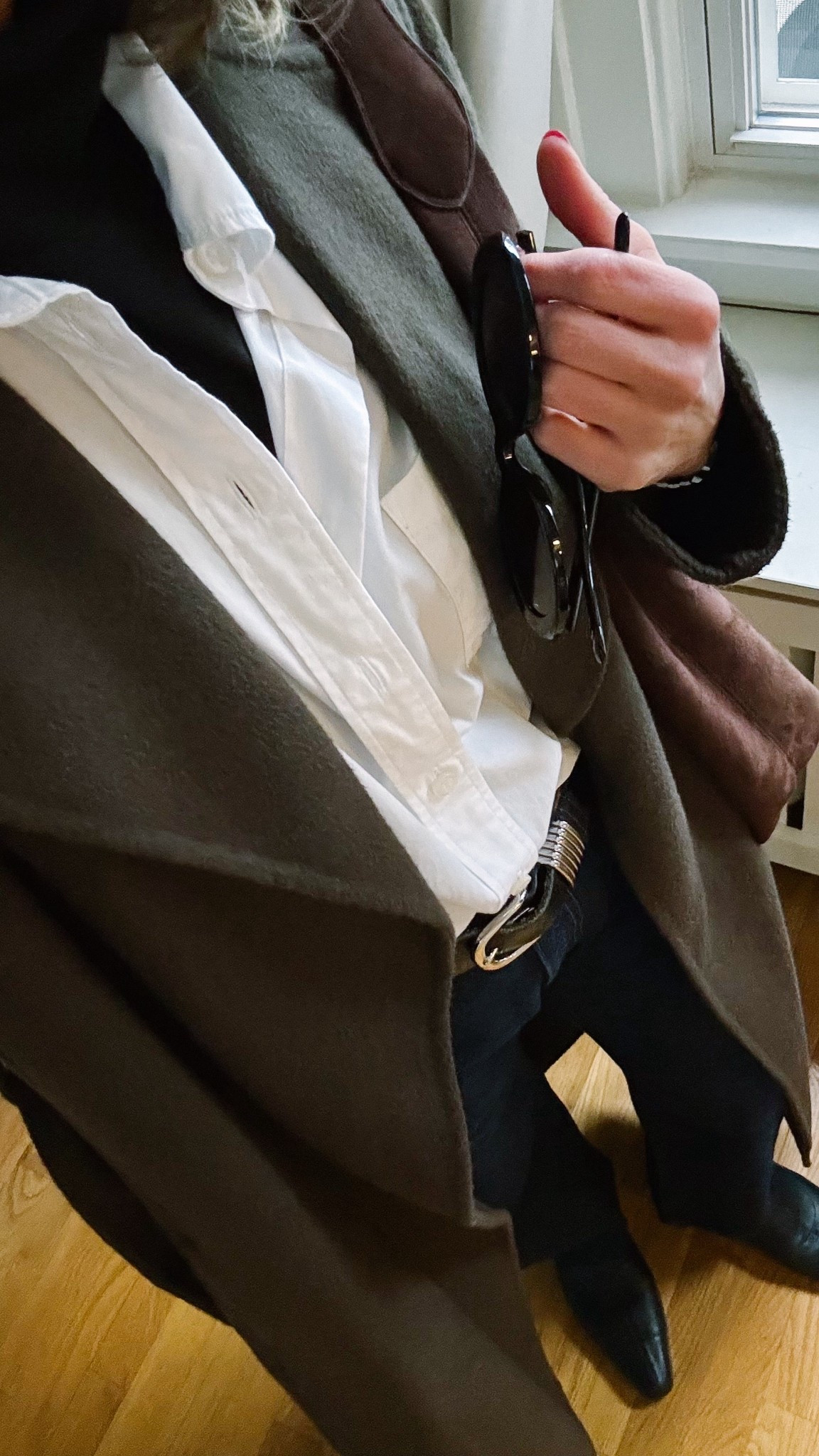 What I Wore: 11.21

Old J.Crew turtleneck, similar linked. Gap button down, XS, fits very oversized but I got my true size. Madewell belt. Madewell denim, runs small, size up, I’m wearing the 25P. Bared Footwear boots. Gap bag. Madewell sunglasses  

#LTKOver40 #LTKFindsUnder100 #LTKSaleAlert