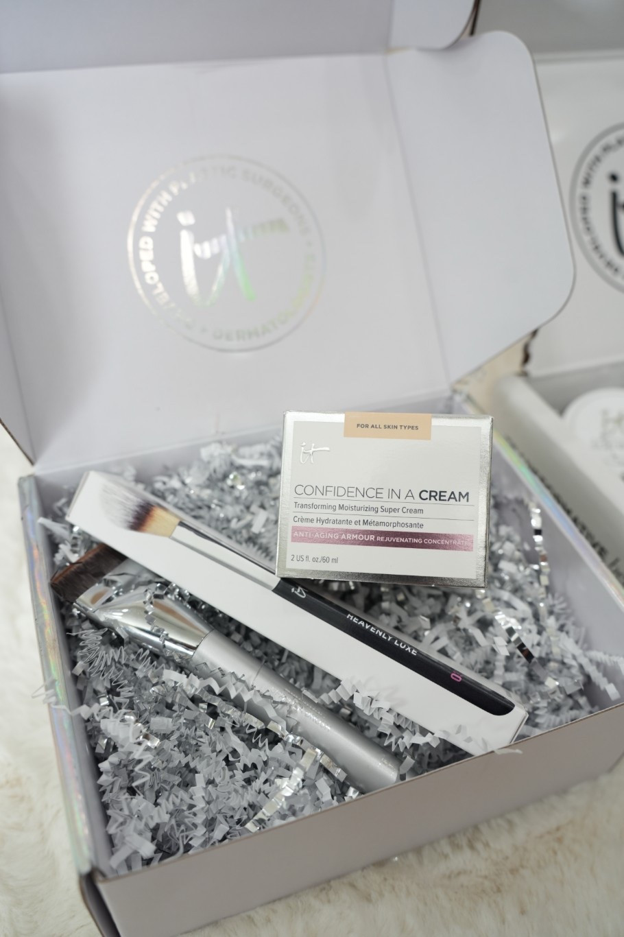 itcosmetics confidence in a cream pr package beauty flatlay skincare routine anti aging moisturizer fall skincare must haves beauty influencer self care skincare aesthetic 

 

#LTKSaleAlert #LTKBeauty #LTKFamily