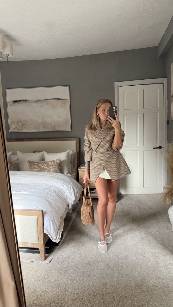 Today’s final touch: a graceful spritz of Armani.

@armanibeauty 
Sì Passione Red Bloom 

Blazer @hm 
Skirt @zara 
Top @zara 
Shoes @asos 
Bag @tkmaxxuk 
Watch @cartier 
Earrings @missomalondon 

#armarnibeauty #armarni #fragrance @bootsuk @wpp #perfume #grwm
