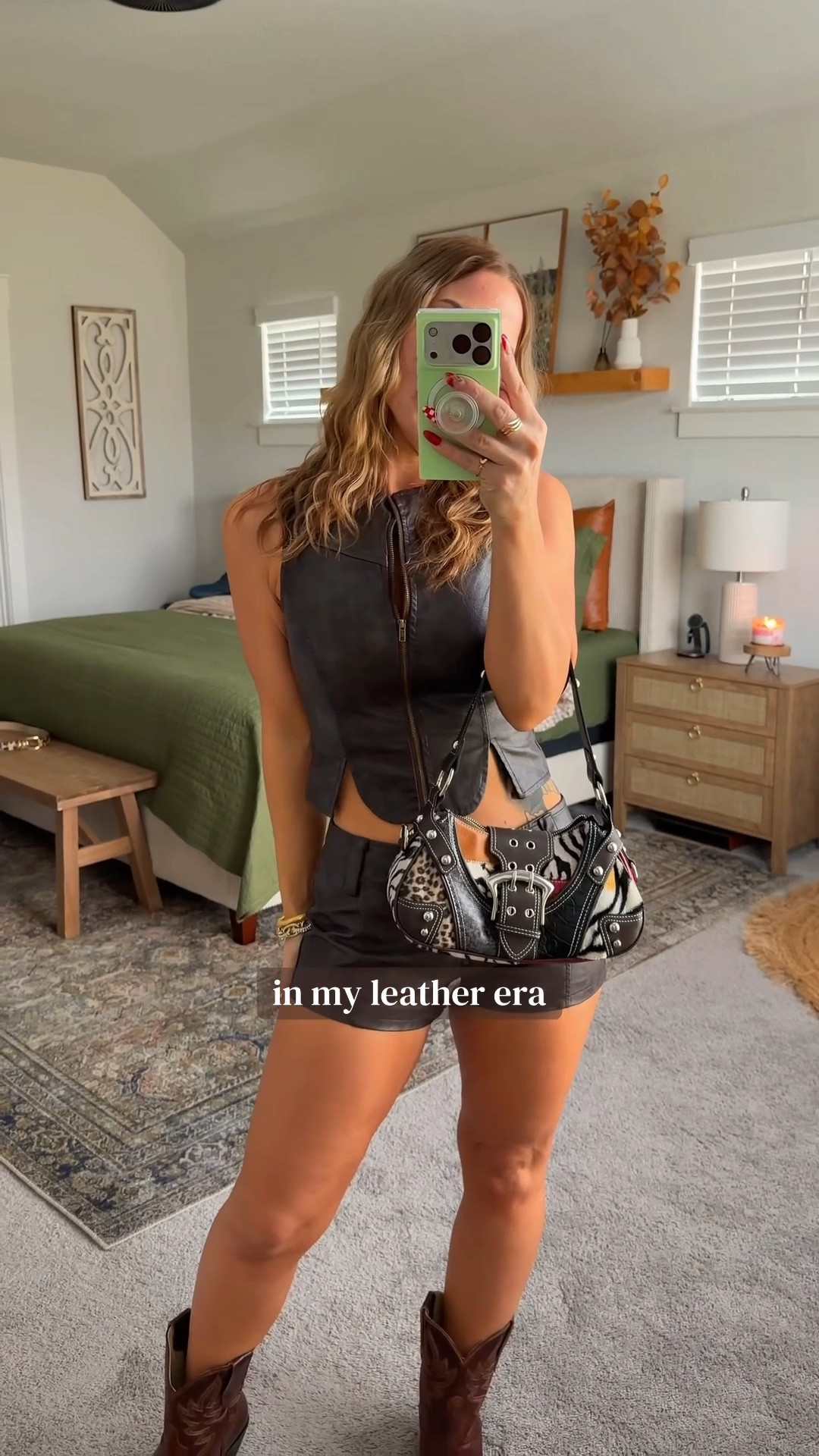 I mean C’MON 😍 #leathertop #2pieceset #outfitt