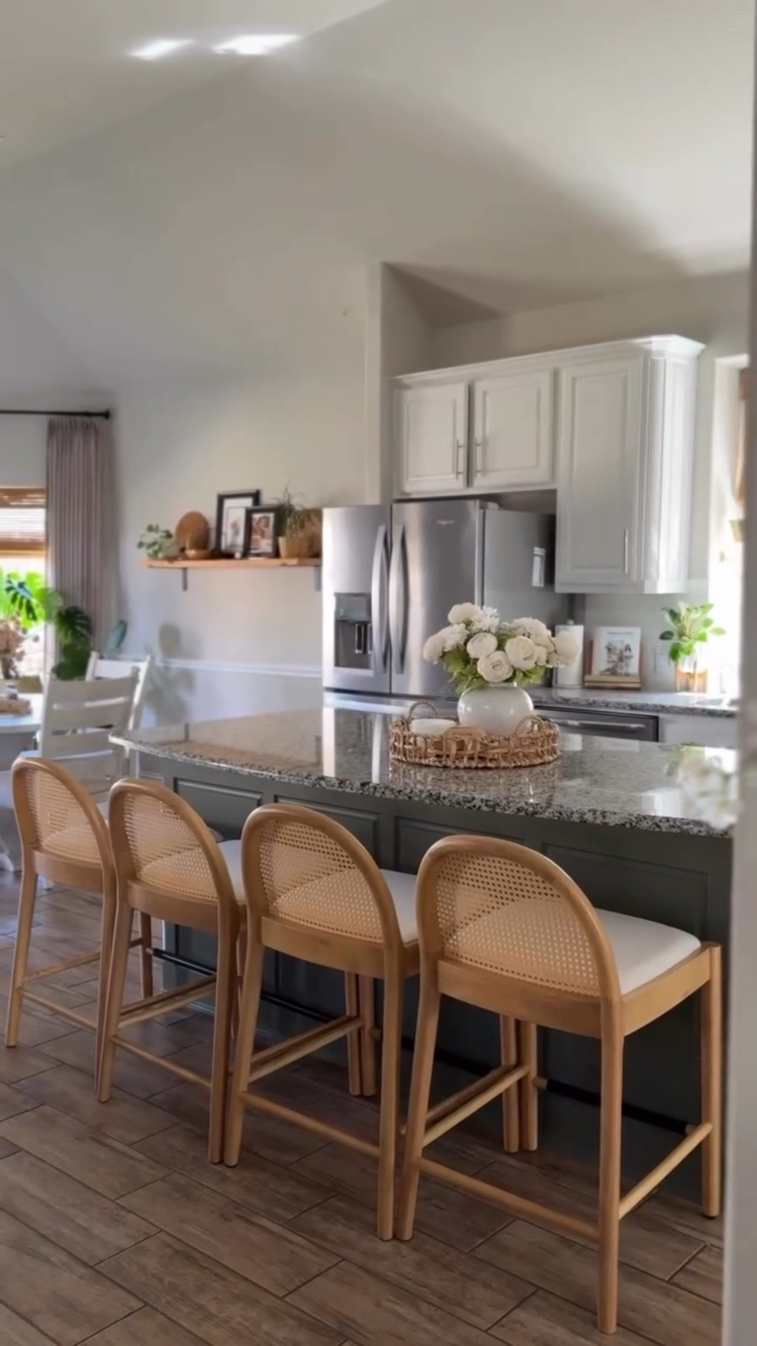 Estas sillas para la isla de la cocina las quería desde hace tiempo, tenía otras que no eran muy cómodas y ya no combinaban con mi estilo. Muchas veces tenemos que tener paciencia al cambiar la decoración de nuestra casa, especialmente cuando son muebles, porque son una inversión. Siempre te recomiendo buscar piezas que sean duraderas y neutras, porque las vas a tener en tu espacio por varios años. 
Espero te haya gustado esta idea de decoración y quieres estas sillas para tu casa escribe “sillas” y yo te comparto el enlace ✨🫶