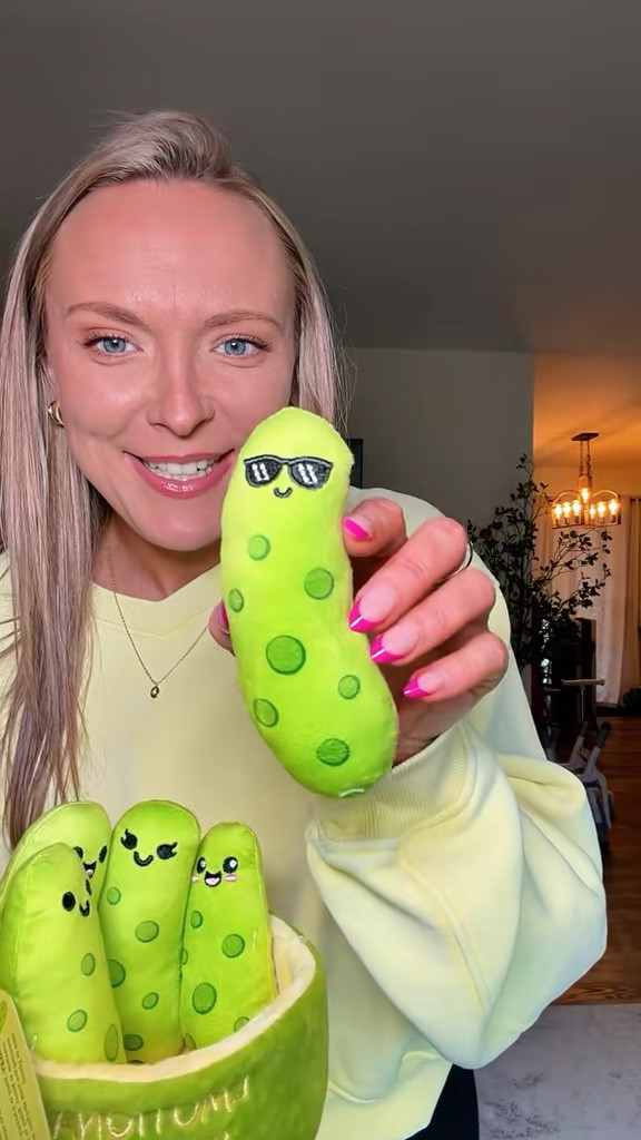 How freaking cute are these pickles!!

#emotionalsupportpickle