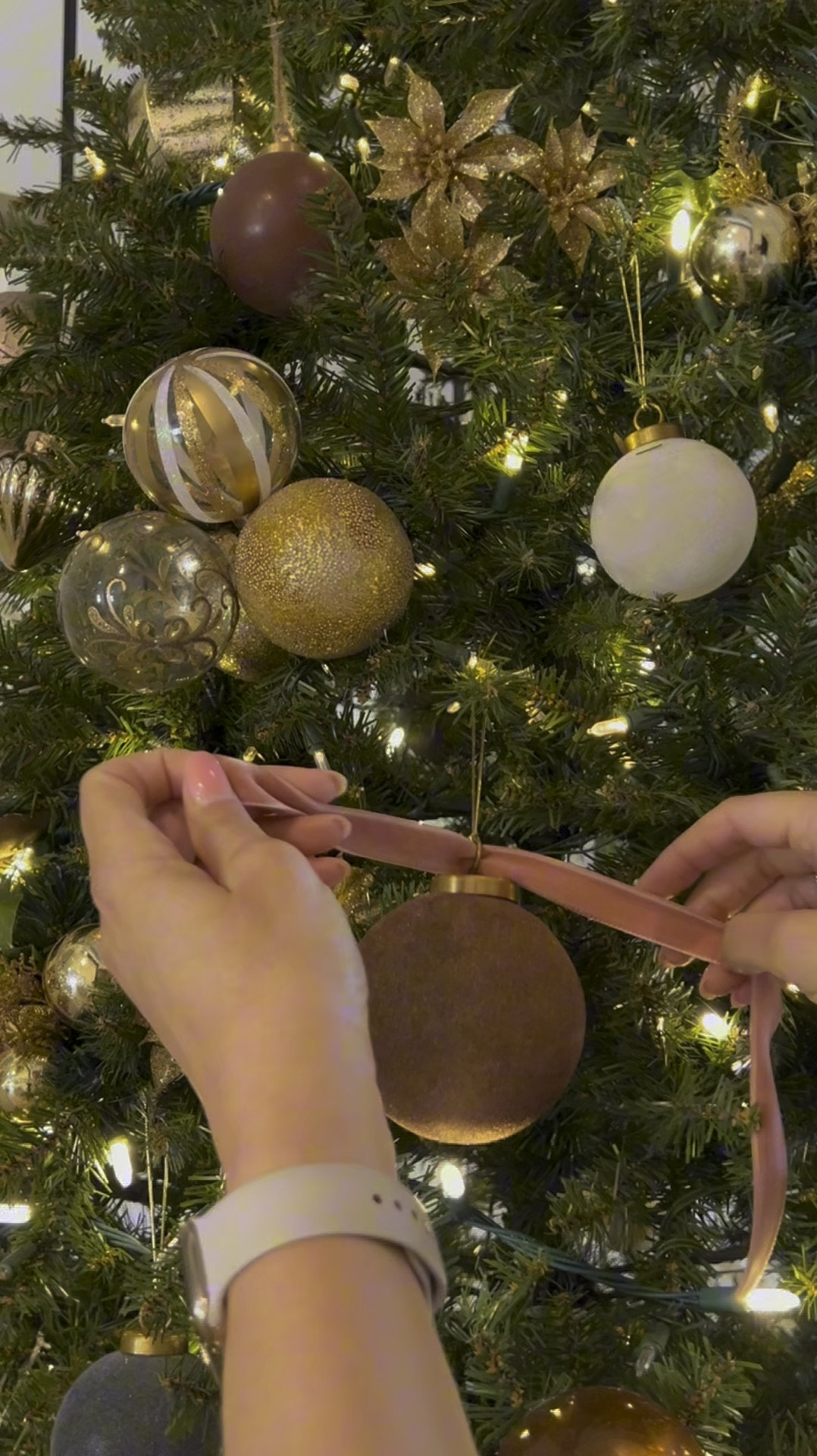 Lights, clusters and bows! 💡🎄🎀


#LTKWatchNow #LTKHoliday #LTKHome