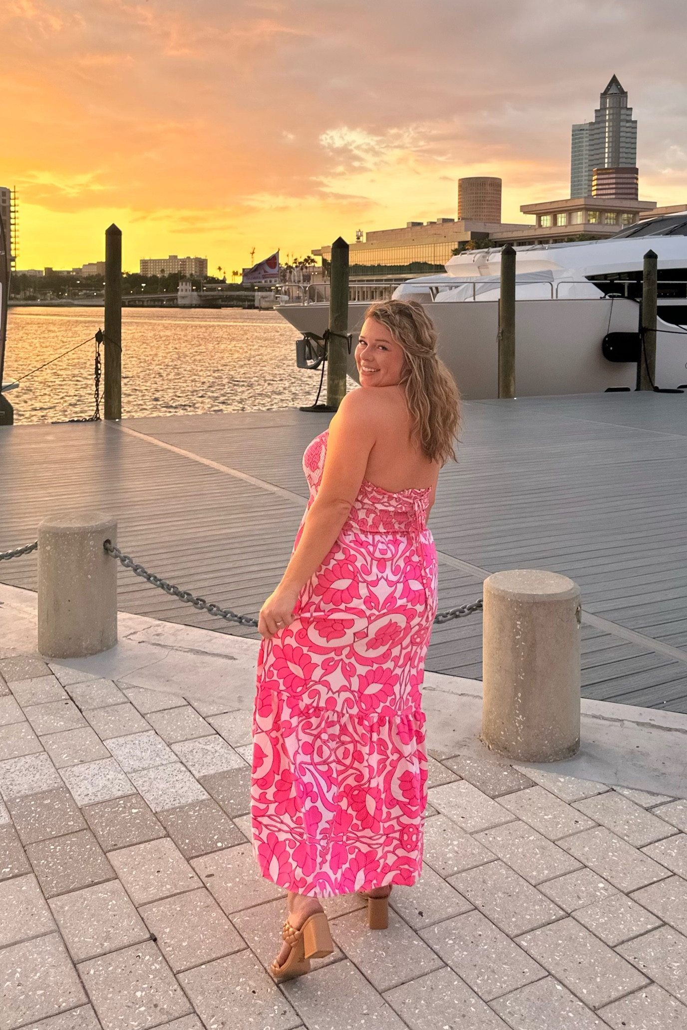 Looking for a cute, cheap, budget friendly dress for an event?

Midsize fashion
Midsize style
Budget style
Affordable style
Midsize dress
Maxi dress
Sunset dress
Pink dress
Shein dresses

#LTKunder50 #LTKFind #LTKcurves