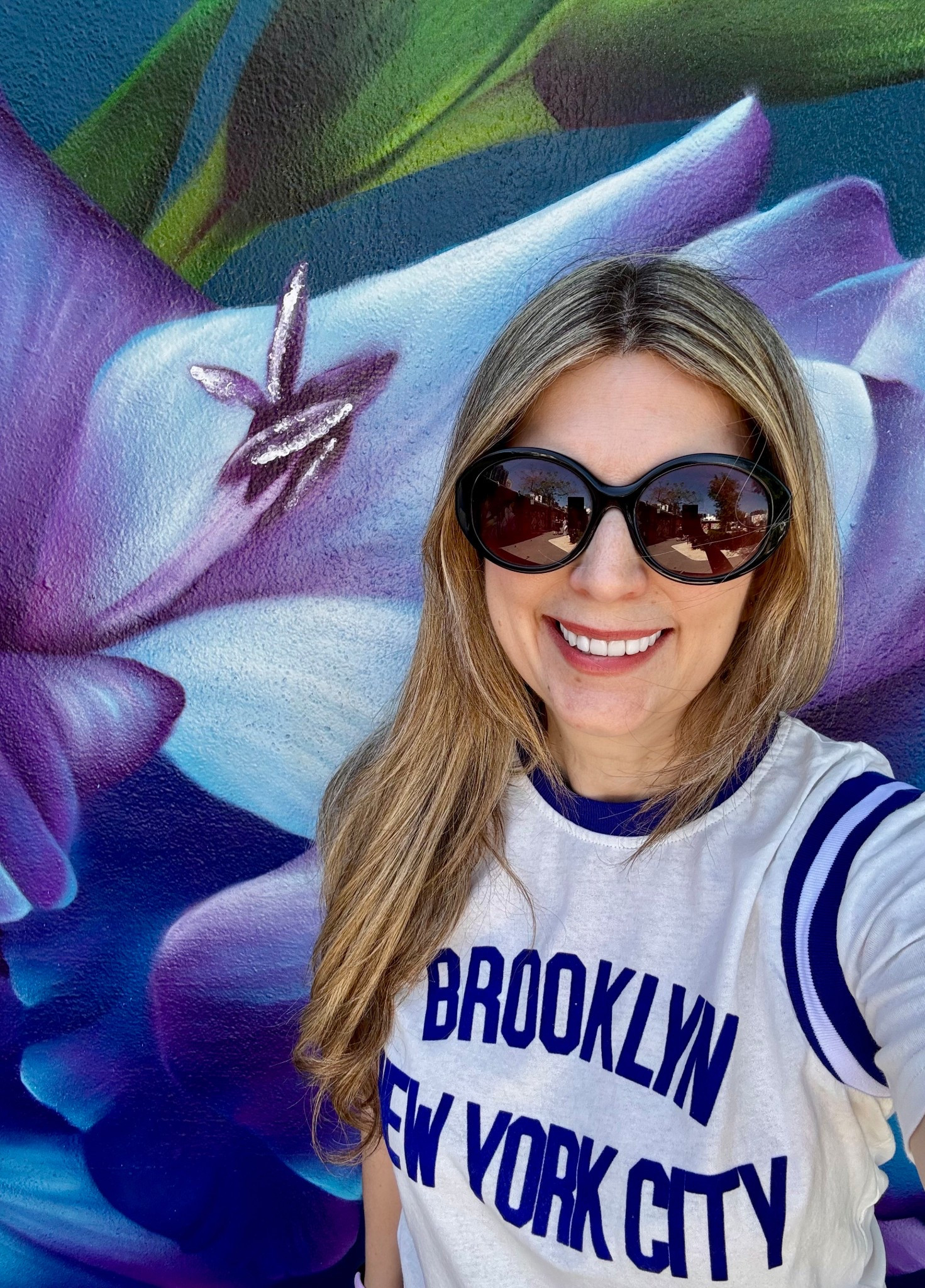 Where Brooklyn At? #tshirt fashion while looking at street art. #brooklyn
#crop #tee

#LTKStyleTip #LTKTravel #LTKActive