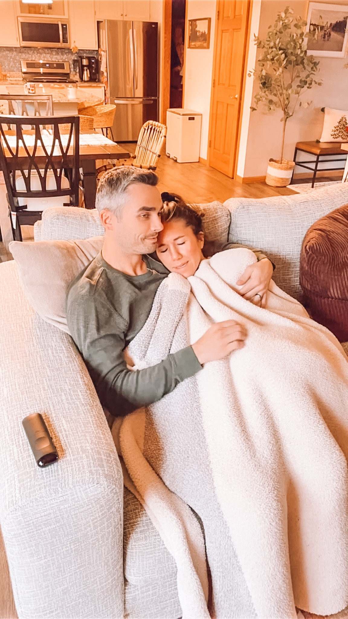 Todays reel! Home decor linked 🫶🏽

Barefoot dreams blanket 
Bar stools
Barstools 
Couch 
Gifts for her
Living room decor
Pillow covers 

#LTKhome