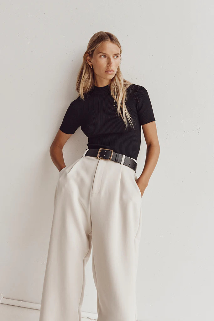 DONNA BLACK SHORT SLEEVE KNIT TOP | DISSH