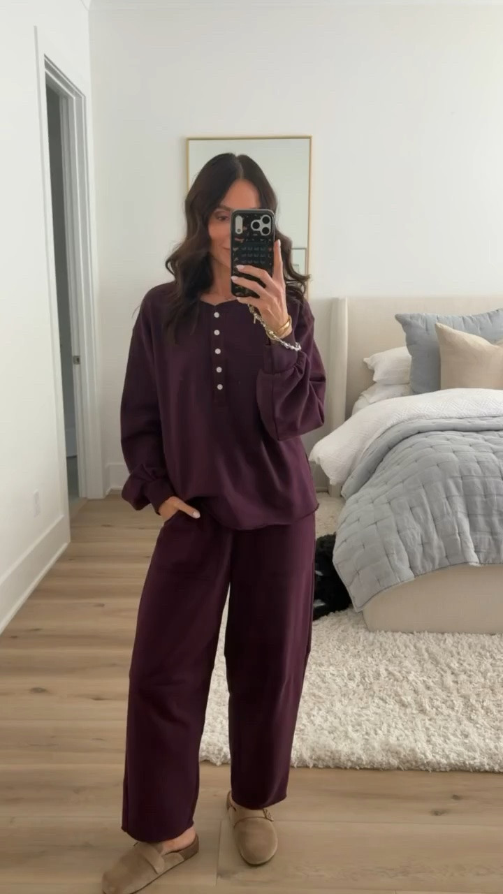 This burgundy sweat set is too good to save for staying home. 🤎 I love the relaxed henley top with the wide leg pants. Such a pretty color for fall and comfortable enough for travel, errands, or a cozy day in. SIZE S IN BOTH
burgundy sweatset, matching lounge set, burgundy matching set, wide leg sweatpants, henley sweatshirt, fall loungewear, cozy fall outfit, travel outfit, casual fall style, comfortable matching set, women over 40 fashion, annabrstyle