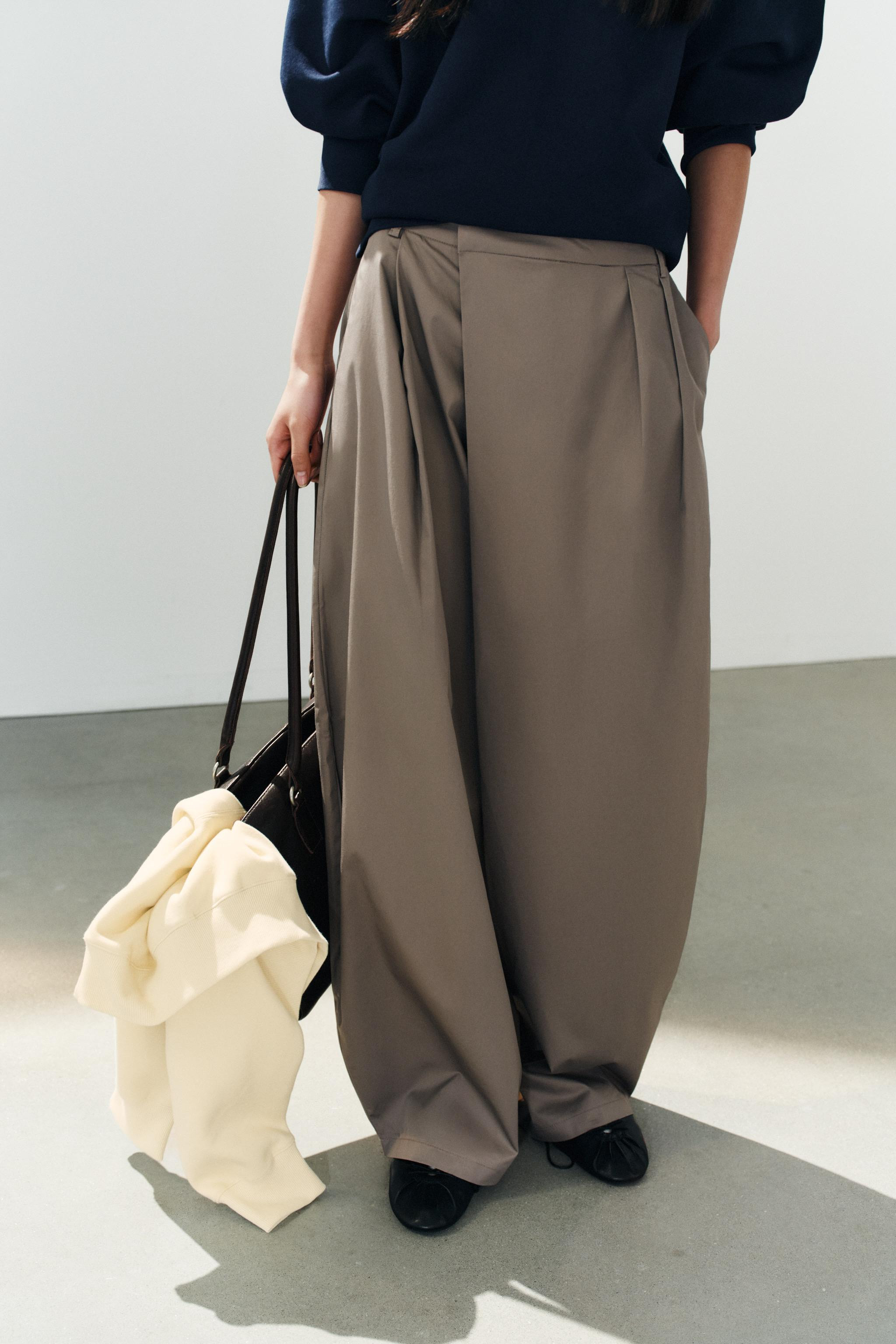 Mid-rise trousers with belt loops. Featuring side pockets and decorative welt pockets on the back... | Zara US