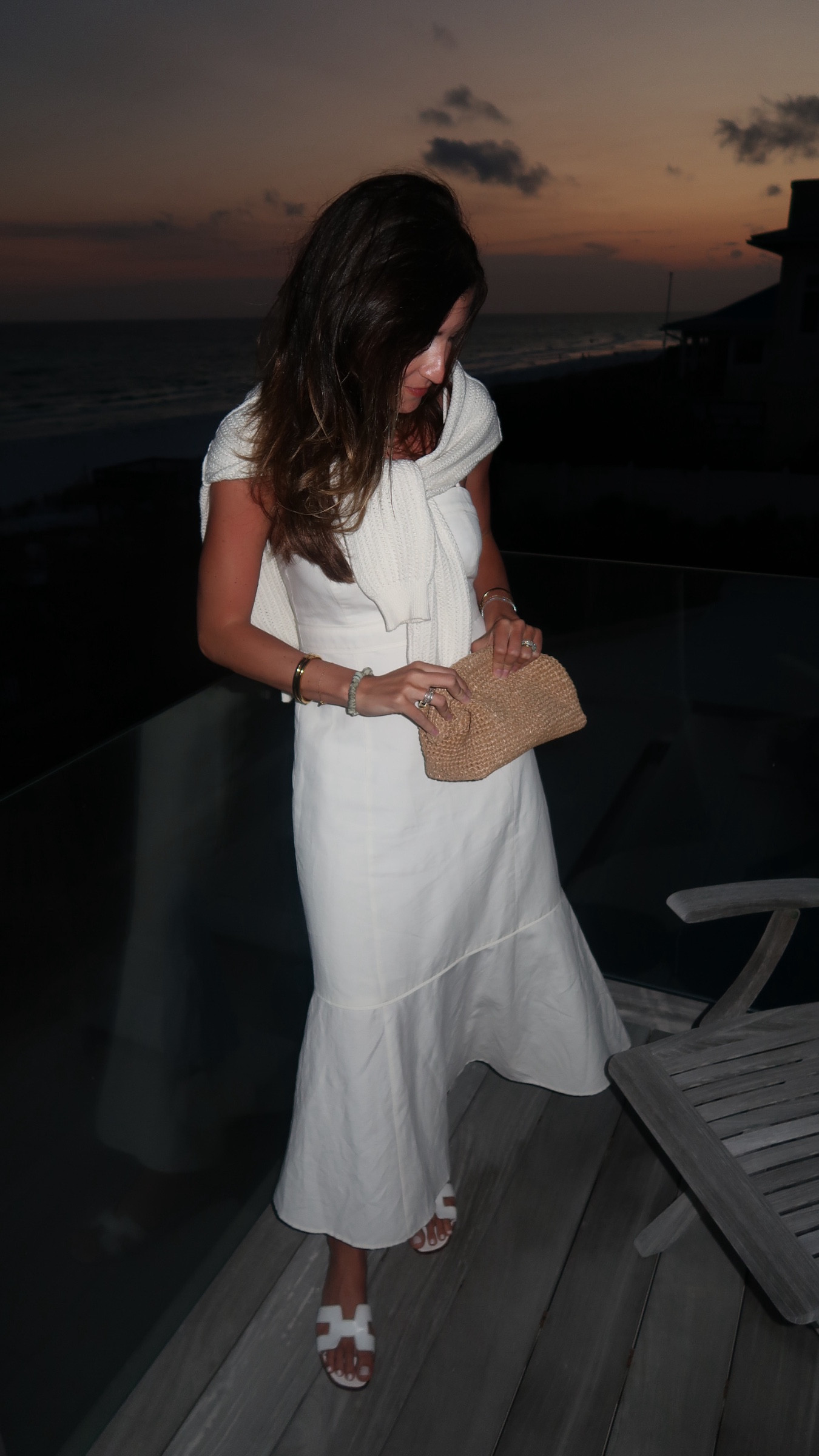 White dresses are a nonnegotiable for summer dressing & this one is definitely worth adding to the rotation! And the perfect summer clutch under $100

Comment SHOP for outfit details 🫶🏼