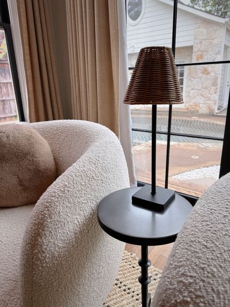 DIY portable lamps for less! Love how these lamps turned out. They are perfect for indoor or outdoor use, took less than 10 minutes to set them up and they look great for the price!! Amazon home finds, amazon deal, decor, lighting, kitchen, office, bedroom

#LTKhome