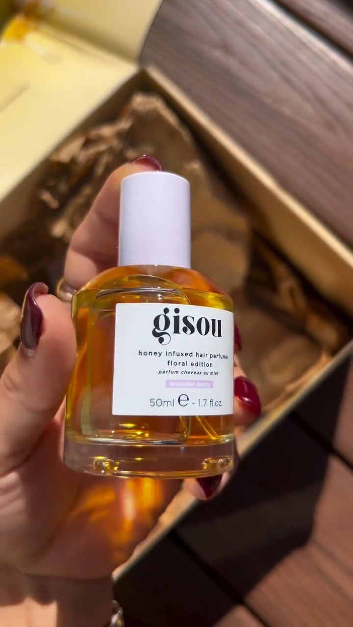 New hair care obsession unlocked! 💛 🔗in bio 📌

Gisou’s honey infused collection is giving my hair life! 🍯✨

From their scalp treatment (seriously, so soothing!) to the luxurious hair perfume (this time i got lavender 🪻) for that sweet finishing touch, every product is a must have. 
The shampoo and conditioner??
Just the right amount of hydration to keep my locks fresh and bouncy. 
And don’t get me started on the hair mask hello, silky strands! 😎

Perfect for those days when your hair just needs a little TLC. 💇🏽‍♀️

#HoneyInfused #GisouGlow #HairCareEssentials #HealthyScalp #SilkyLocks #BeautyRoutine #MustHave #GisouHair #gisou @gisou