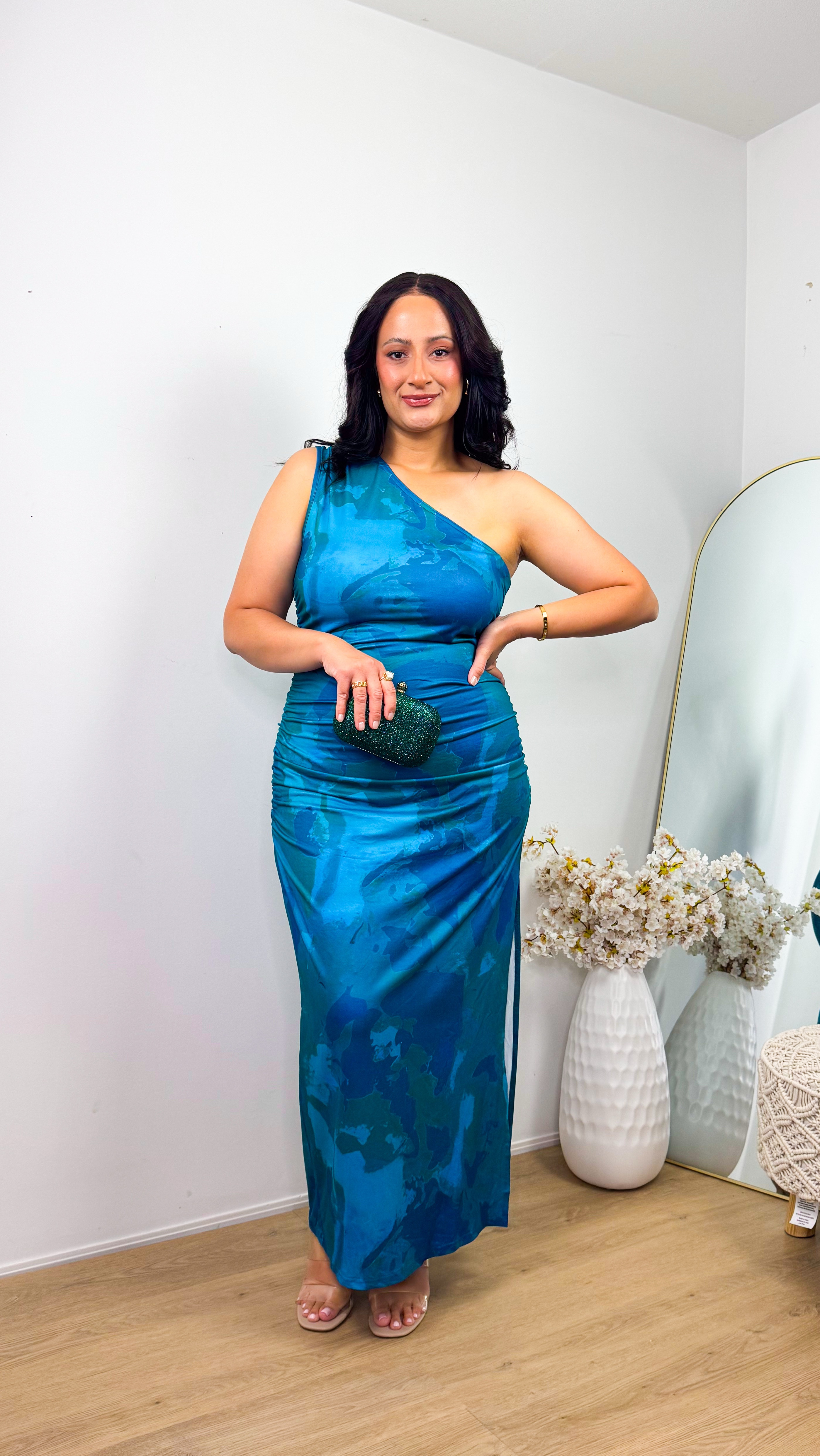 If only getting ready was this quick🫠
A quick Monday transition 💙 
What I wore as a Wedding guest 👗

💙 Comment Dress for shopping link🔗
💙 Shop on my LTK 📍

#midsizefashion #midsizestyle #styleover30 #summerfashion #weddingguestdress #weddingguestoutfit #transformation #beforeandafter #transitionreels #transitionvideo

#LTKpartywear #LTKdresses #LTKsummer