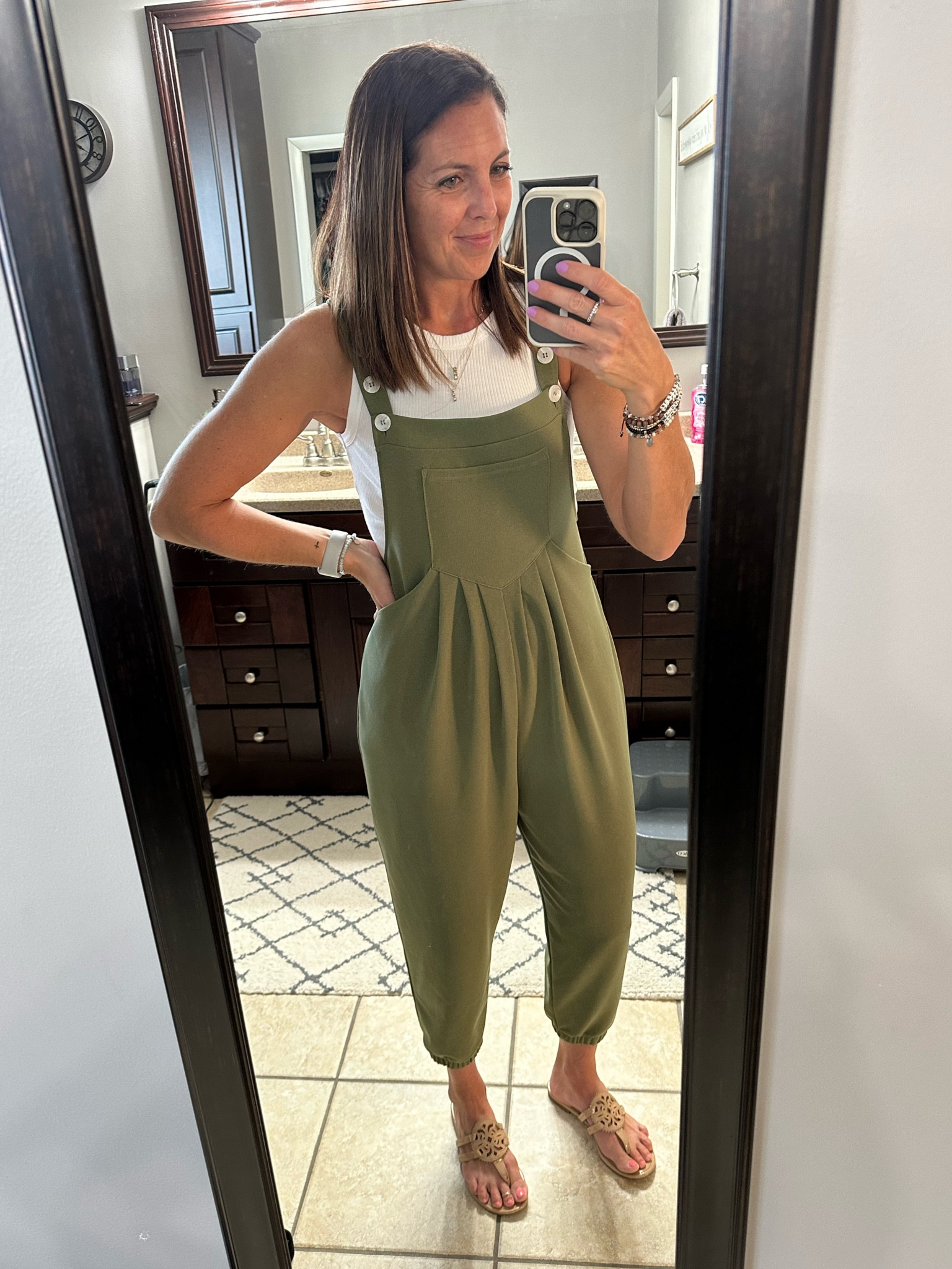 Halara
Jogger Bib Overalls…true to size or between go up
Tank…size up one 

#halara

#LTKfindsunder50