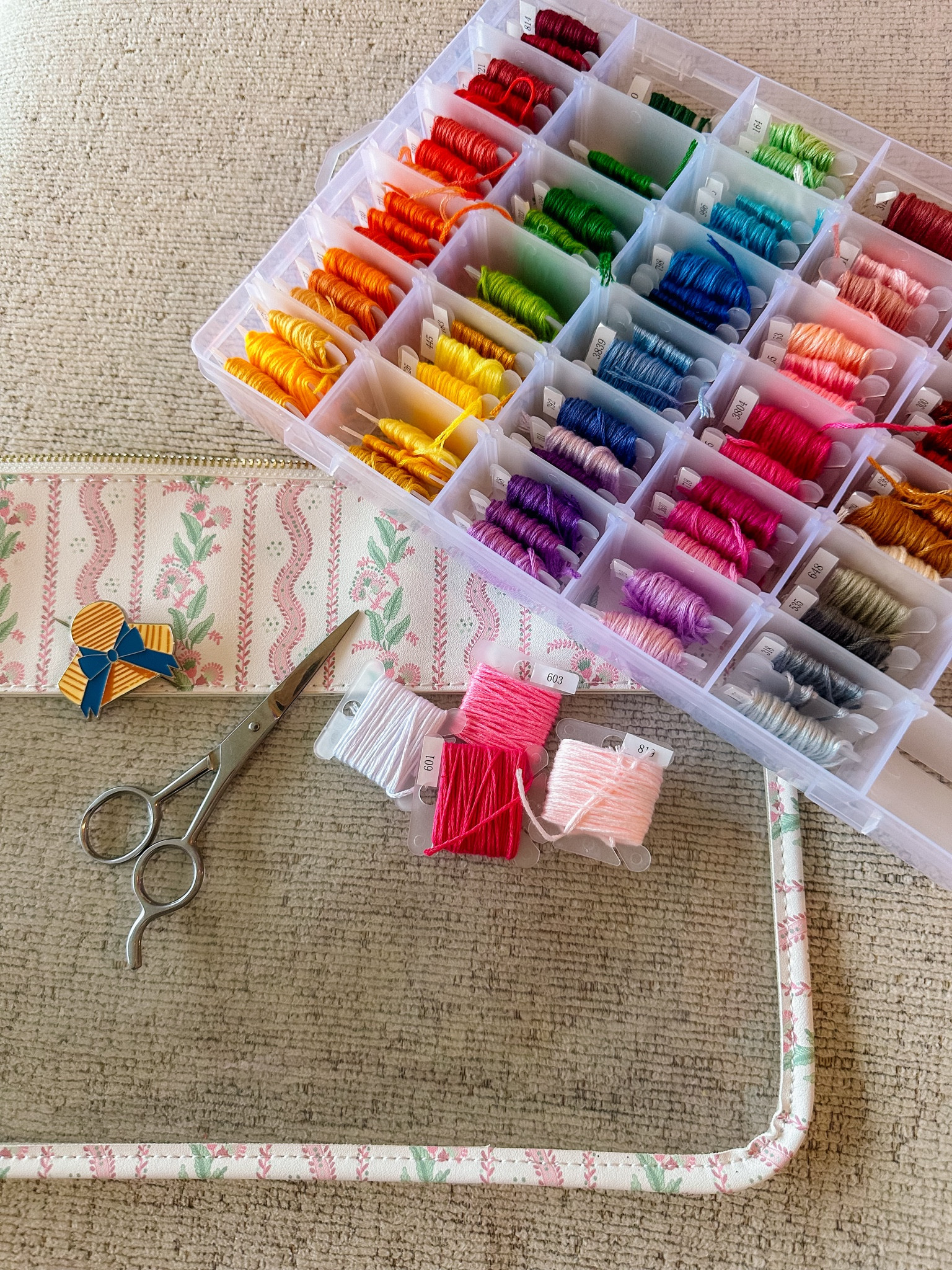 I love picking out thread for a new needlepoint project!! Found this amazing thread organizer on Amazon which helps keep things neat & tidy!! 🩷🪡