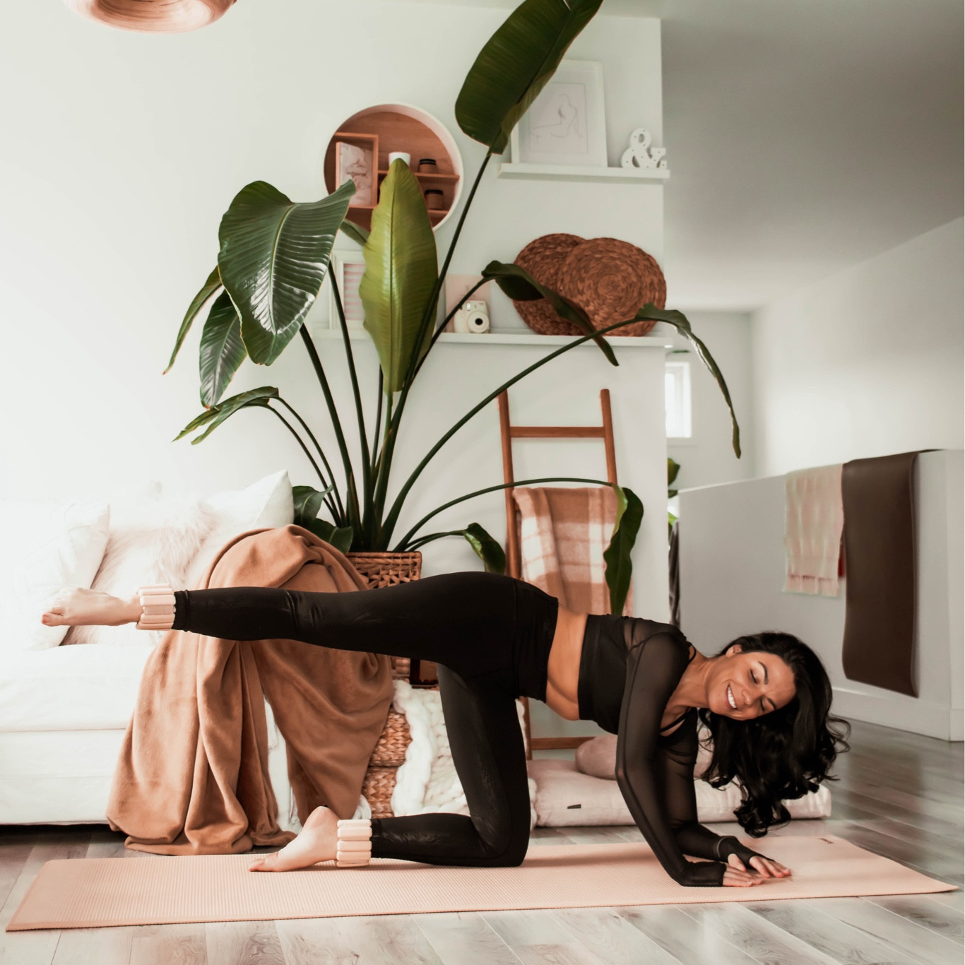 Séance de Pilates en noir! 🖤

#LTKfitness