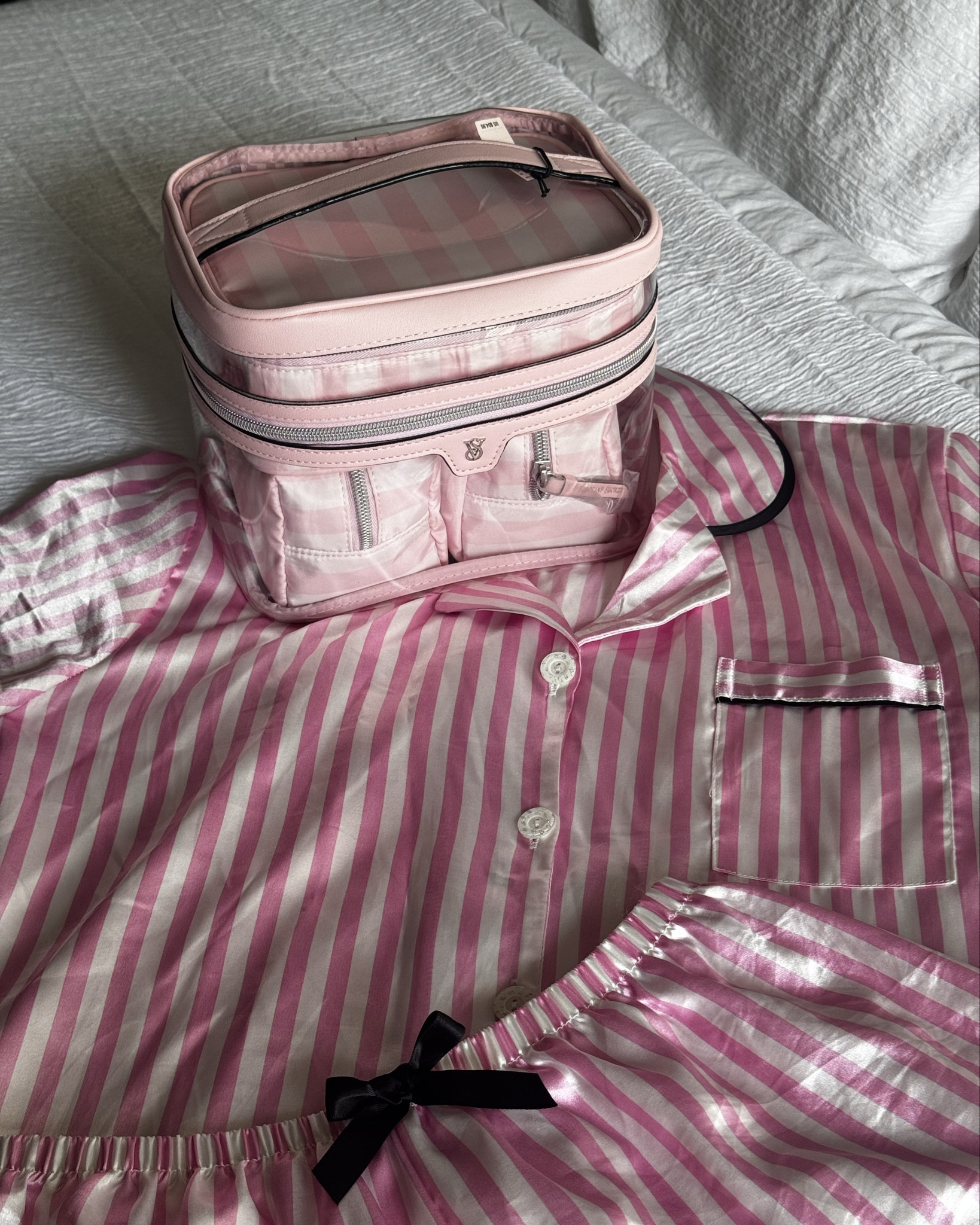 VS pink makeup bag + matching pj set dupe!

#LTKBeauty #LTKItBag #LTKSeasonal