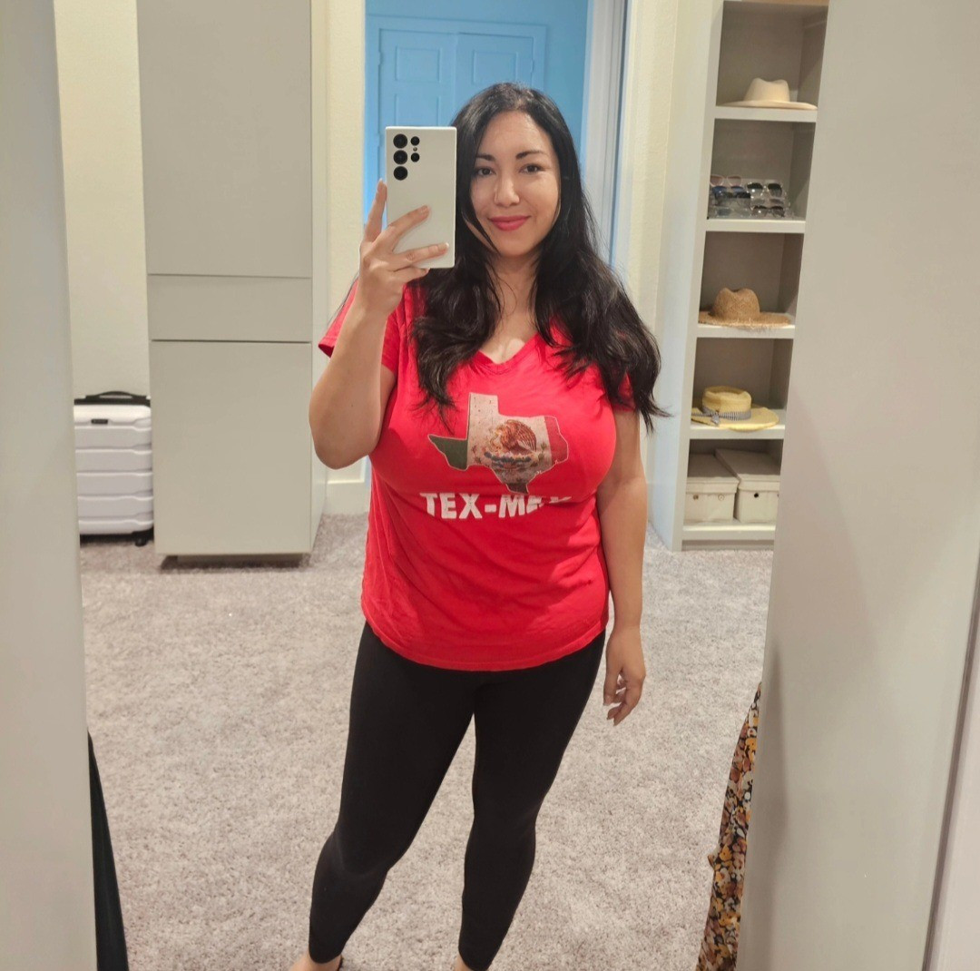 Tex-Mex casual top in bold red. Fits TTS. Wearing size L for reference. 

